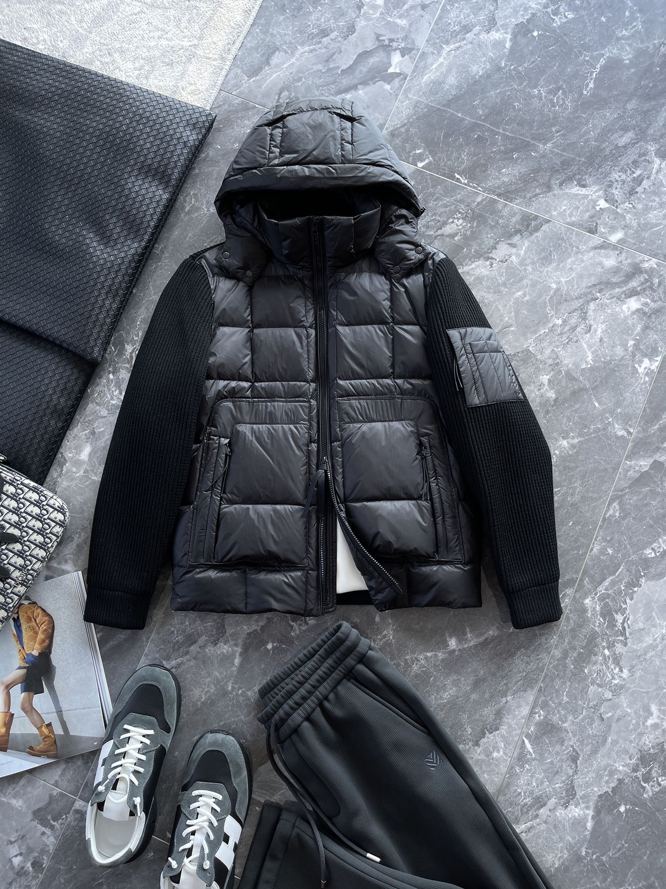 羽绒服 🆕 CP针织拼接羽绒服 当方形绗缝在100%锦纶面料上铺展开来，L码112克白鸭绒便在格子里安了