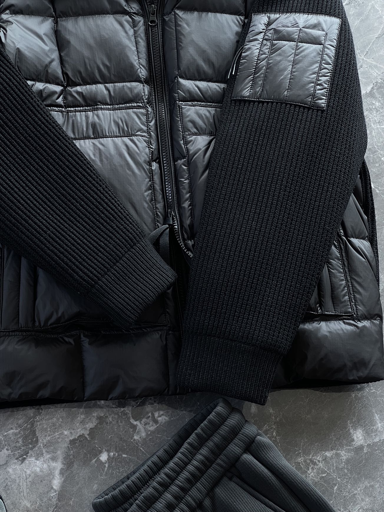 羽绒服 🆕 CP针织拼接羽绒服 当方形绗缝在100%锦纶面料上铺展开来，L码112克白鸭绒便在格子里安了
