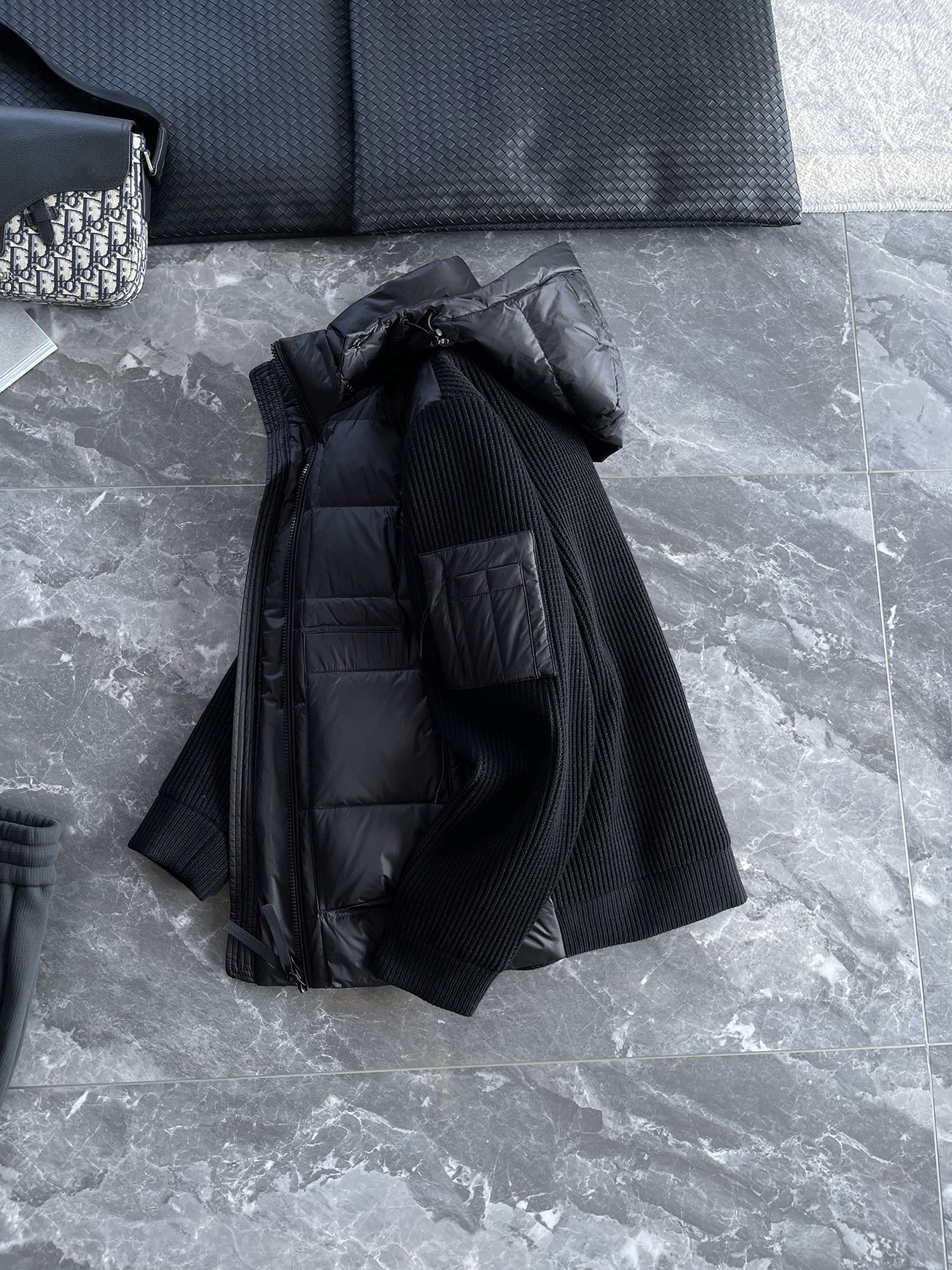 羽绒服 🆕 CP针织拼接羽绒服 当方形绗缝在100%锦纶面料上铺展开来，L码112克白鸭绒便在格子里安了