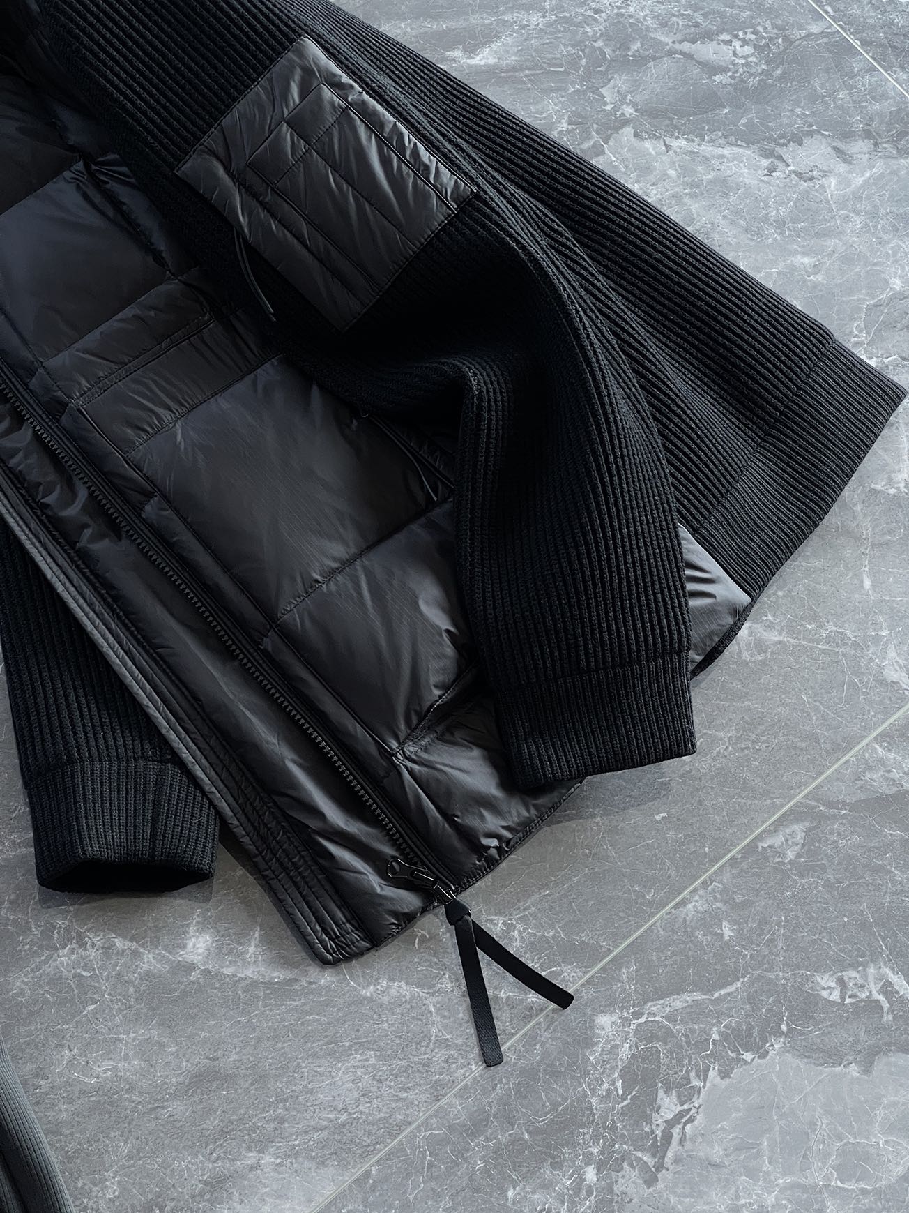 羽绒服 🆕 CP针织拼接羽绒服 当方形绗缝在100%锦纶面料上铺展开来，L码112克白鸭绒便在格子里安了