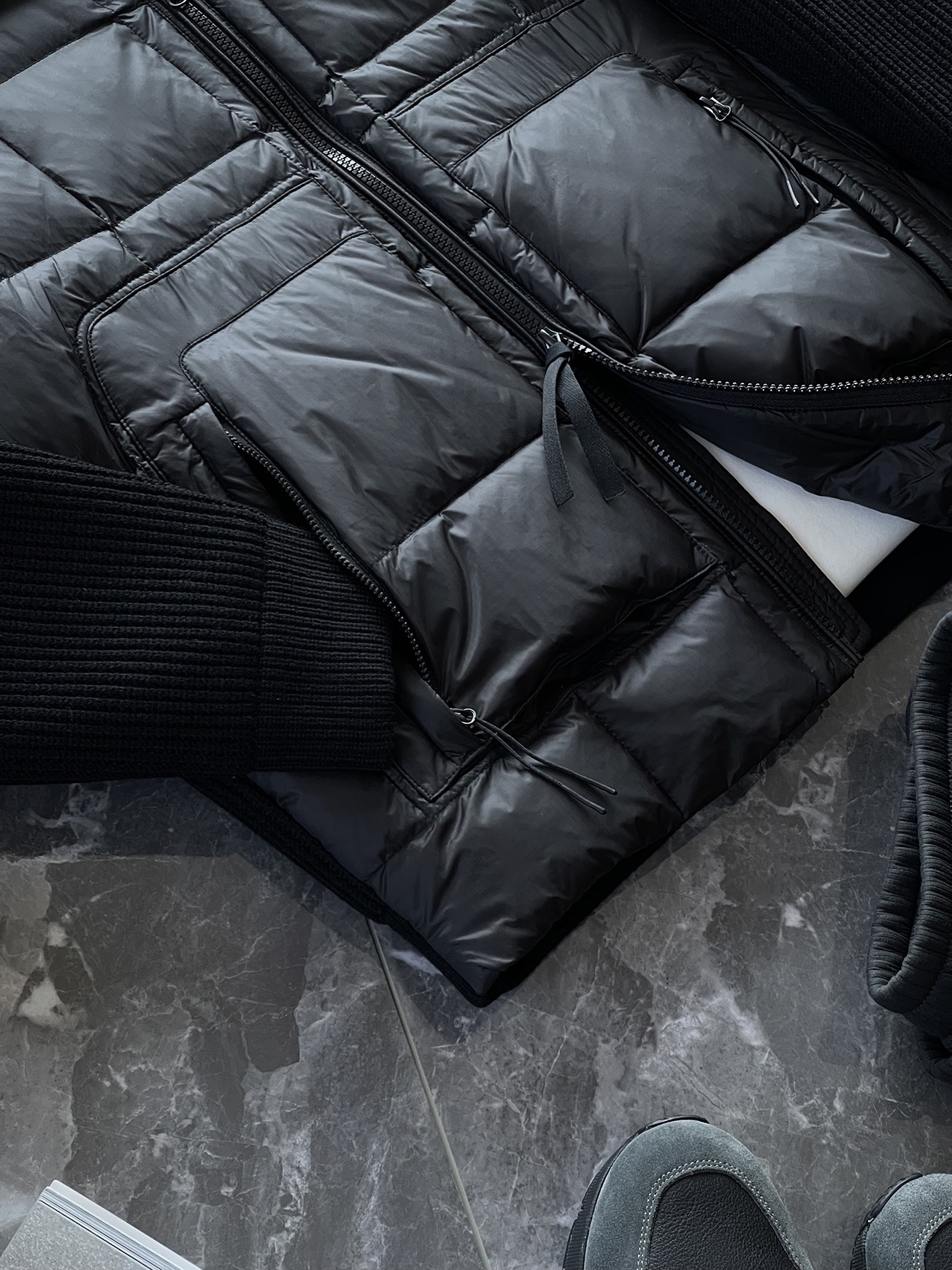 羽绒服 🆕 CP针织拼接羽绒服 当方形绗缝在100%锦纶面料上铺展开来，L码112克白鸭绒便在格子里安了