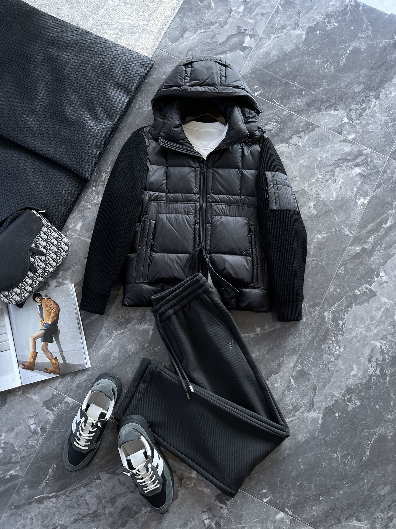 羽绒服 🆕 CP针织拼接羽绒服 当方形绗缝在100%锦纶面料上铺展开来，L码112克白鸭绒便在格子里安了