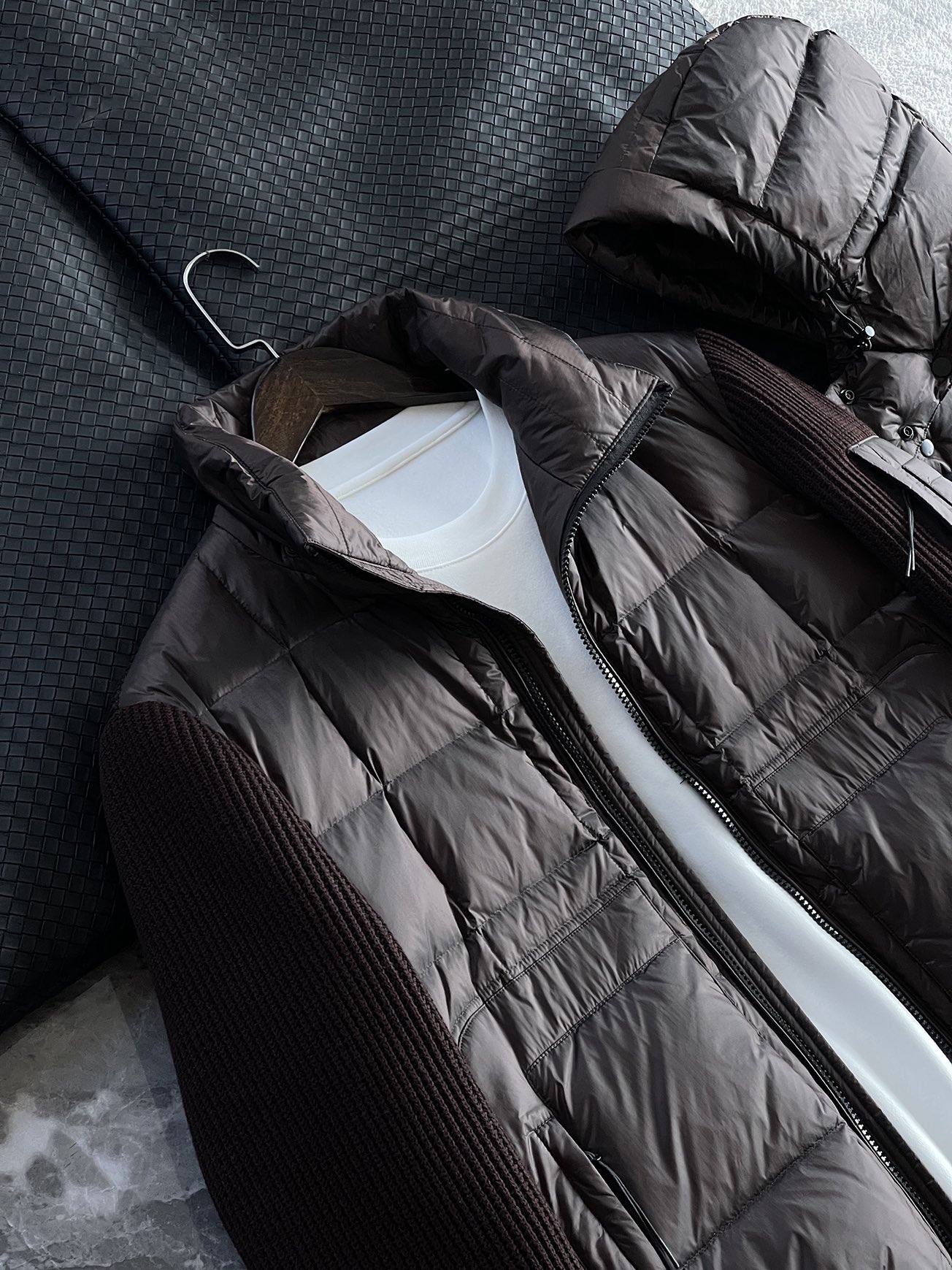 羽绒服 🆕 CP针织拼接羽绒服 当方形绗缝在100%锦纶面料上铺展开来，L码112克白鸭绒便在格子里安了