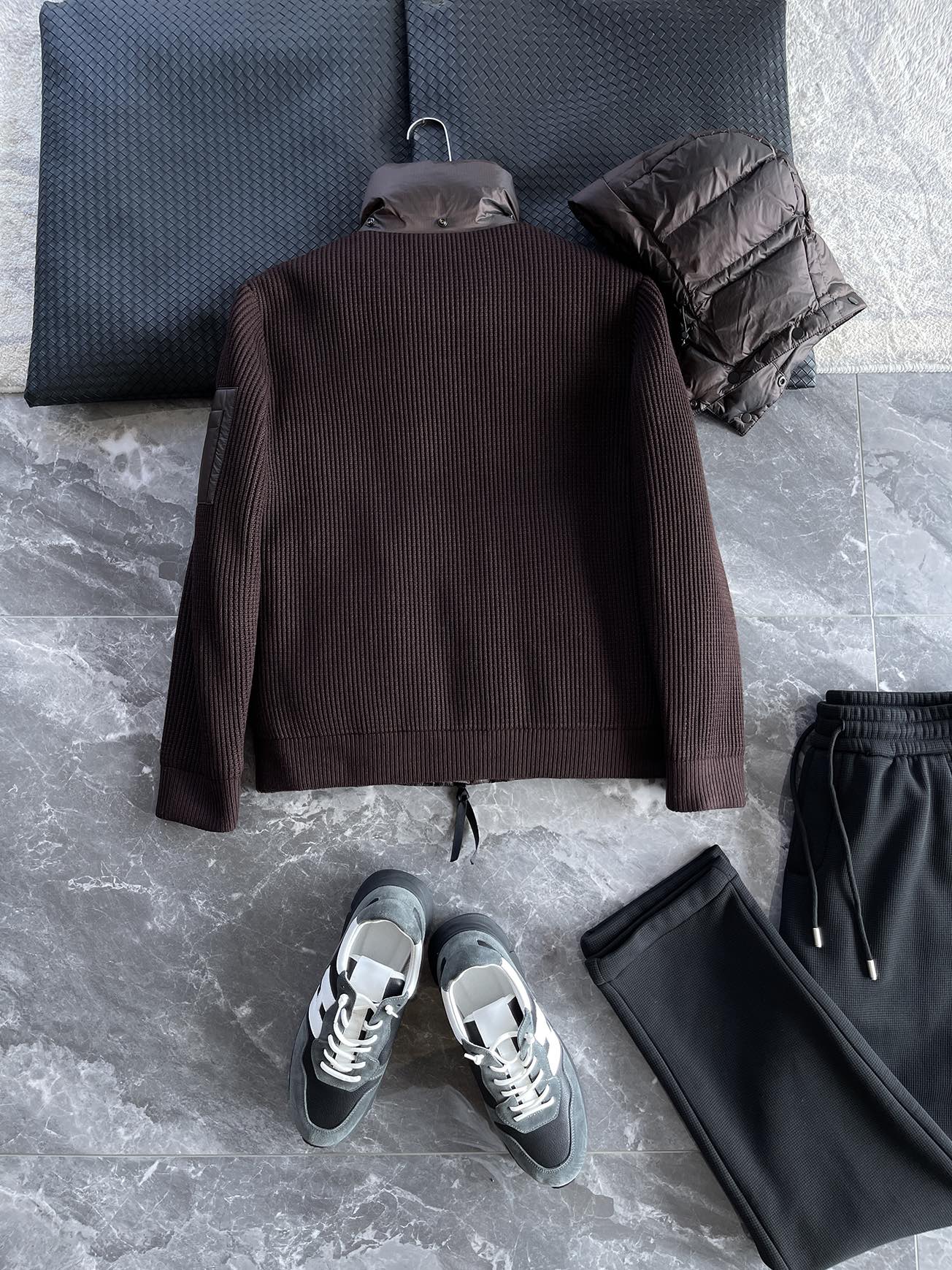 羽绒服 🆕 CP针织拼接羽绒服 当方形绗缝在100%锦纶面料上铺展开来，L码112克白鸭绒便在格子里安了