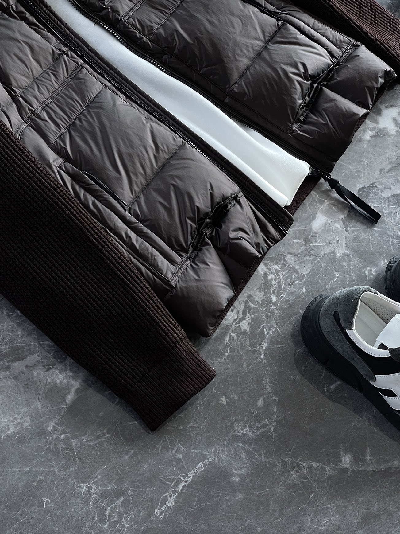 羽绒服 🆕 CP针织拼接羽绒服 当方形绗缝在100%锦纶面料上铺展开来，L码112克白鸭绒便在格子里安了