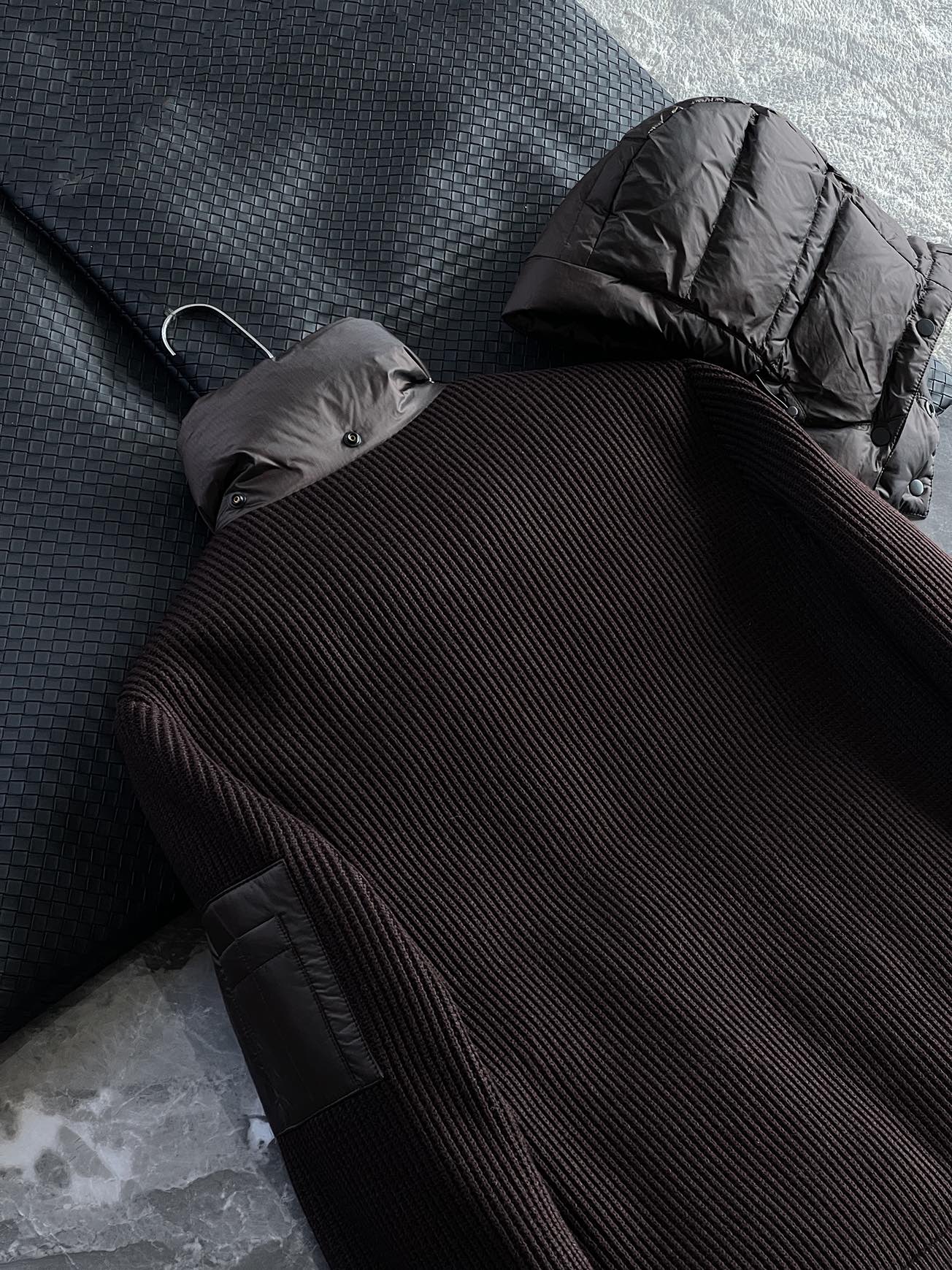 羽绒服 🆕 CP针织拼接羽绒服 当方形绗缝在100%锦纶面料上铺展开来，L码112克白鸭绒便在格子里安了