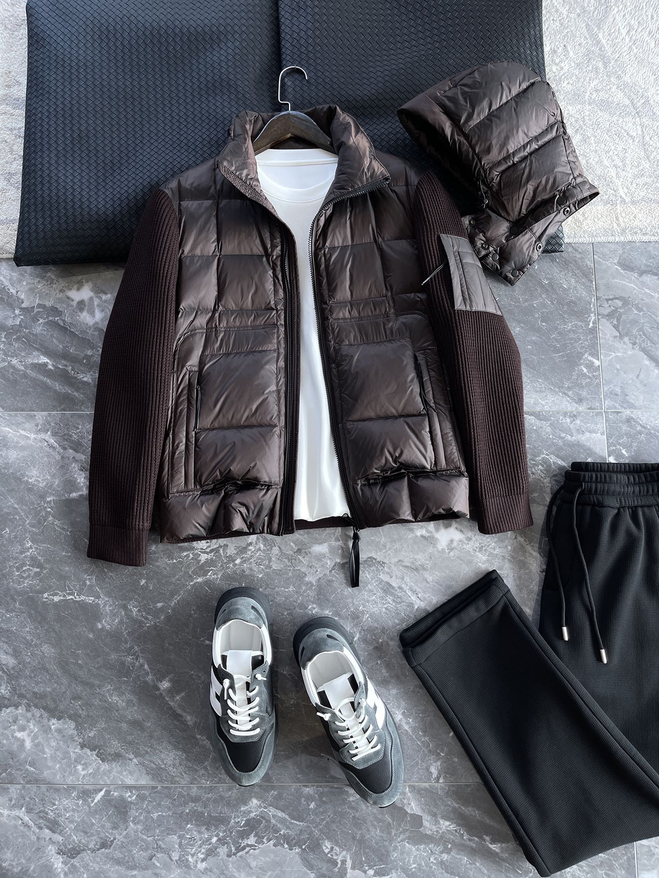 羽绒服 🆕 CP针织拼接羽绒服 当方形绗缝在100%锦纶面料上铺展开来，L码112克白鸭绒便在格子里安了