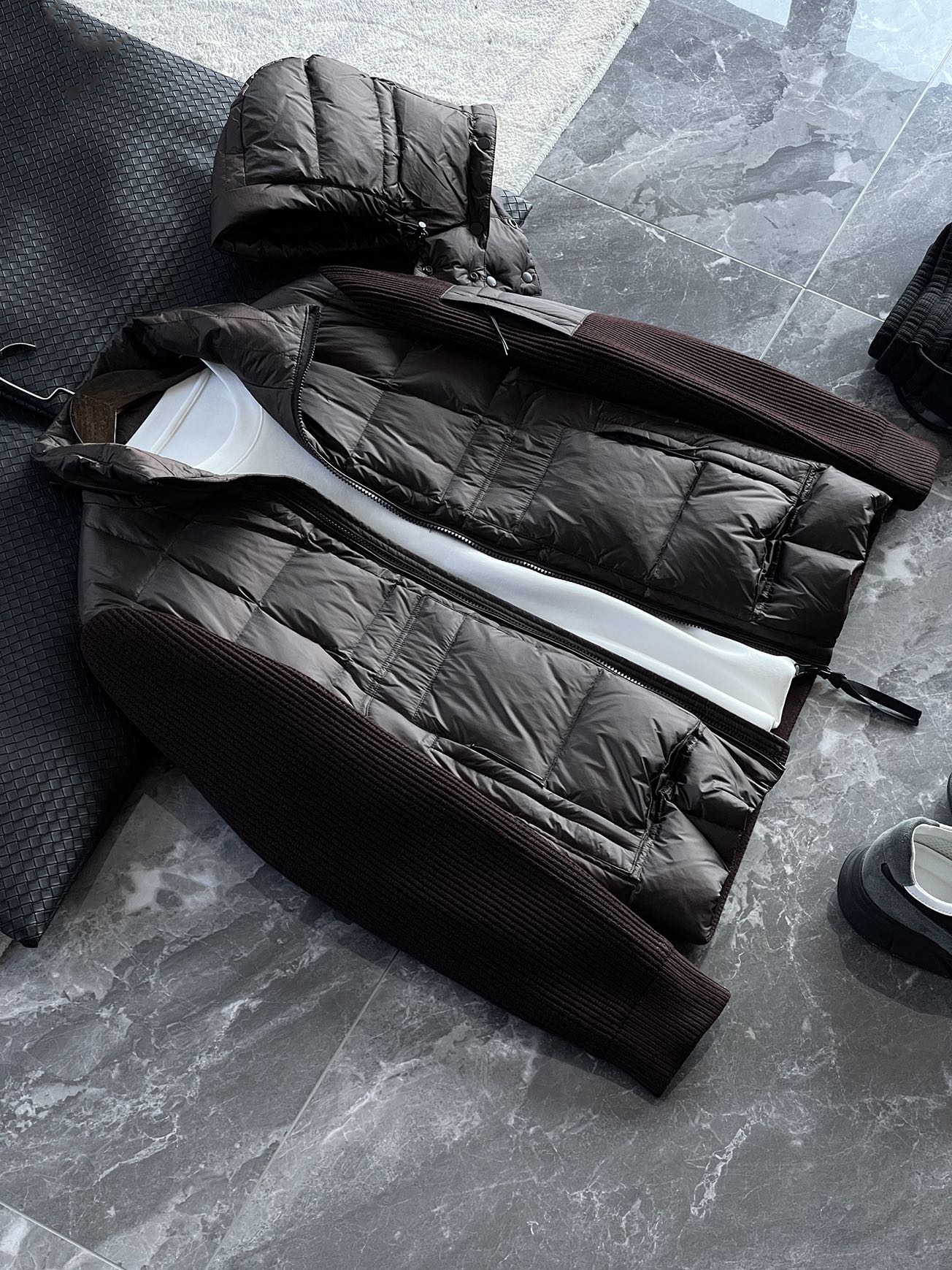 羽绒服 🆕 CP针织拼接羽绒服 当方形绗缝在100%锦纶面料上铺展开来，L码112克白鸭绒便在格子里安了