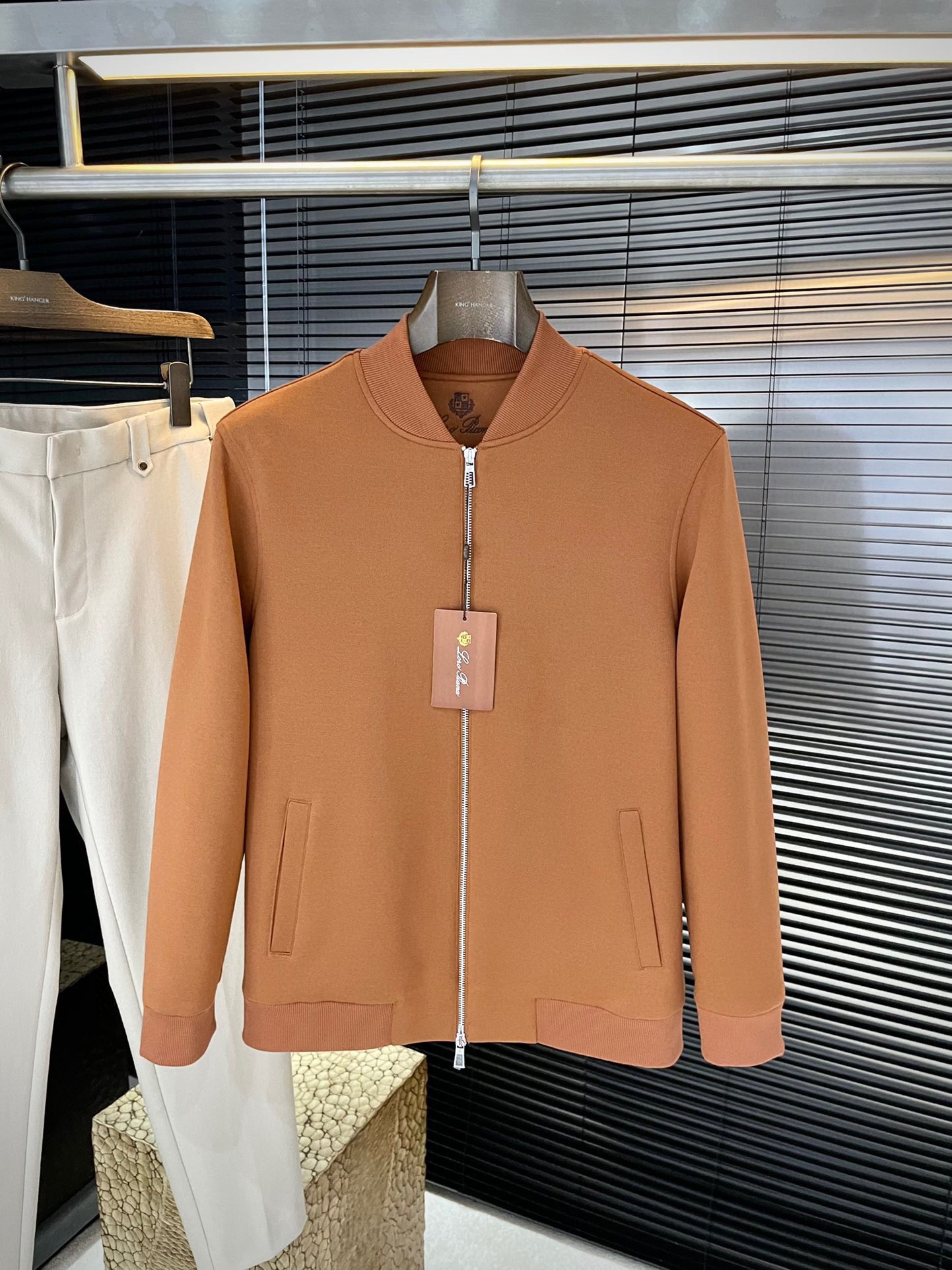 NO:599986,P LP (nuoyoupanya) is highly recommended!  New autumn and winter products are on sale simultaneously on the official website. Simple and elegant jacket. Imported original high-quality polyester fiber fabric. The sag and gloss are definitely uplifting. The placket design makes it more youthful and energetic. The workmanship is neat and smooth. All hardware accessories are supplied by customers and have top logo accessories. At first glance, they are high-end fabrics. These fabrics are custom-woven. They are good products from regular manufacturers and there is nothing picky about them. This kind of jacket is for regular wear and is very practical. Size  48-58,,loro piana,jackets & coats,jackets & coats,alexander wang19860909P LP（诺悠翩雅）重磅推荐！秋冬新品 官网同步发售 简约大方夹克 进口原版高品质聚脂纤维面料,垂度和光泽绝对是提气,门襟设计 更显青春活力,车工走线整齐平整,所有五金附料都是客供带logo顶级配件 一看就是高档的面料 这种面料都是定织的 正规大厂途径出来的好货,无任何有挑剔的地方 这样的一件外套属于常备常穿的,实用性很强.尺码 48-58,,loro piana,jackets & coats,jackets & coats,alexander wang,Men's clothing