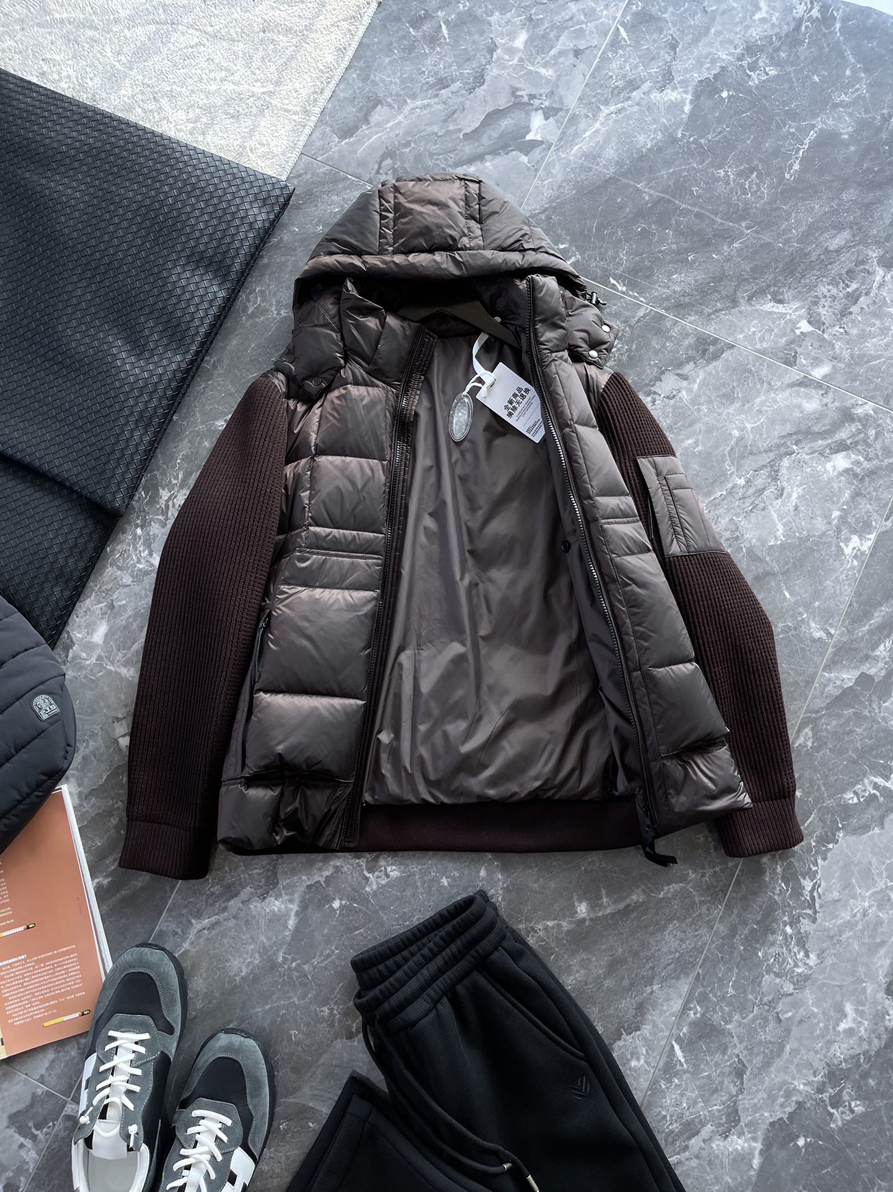羽绒服 🆕 CP针织拼接羽绒服 当方形绗缝在100%锦纶面料上铺展开来，L码112克白鸭绒便在格子里安了