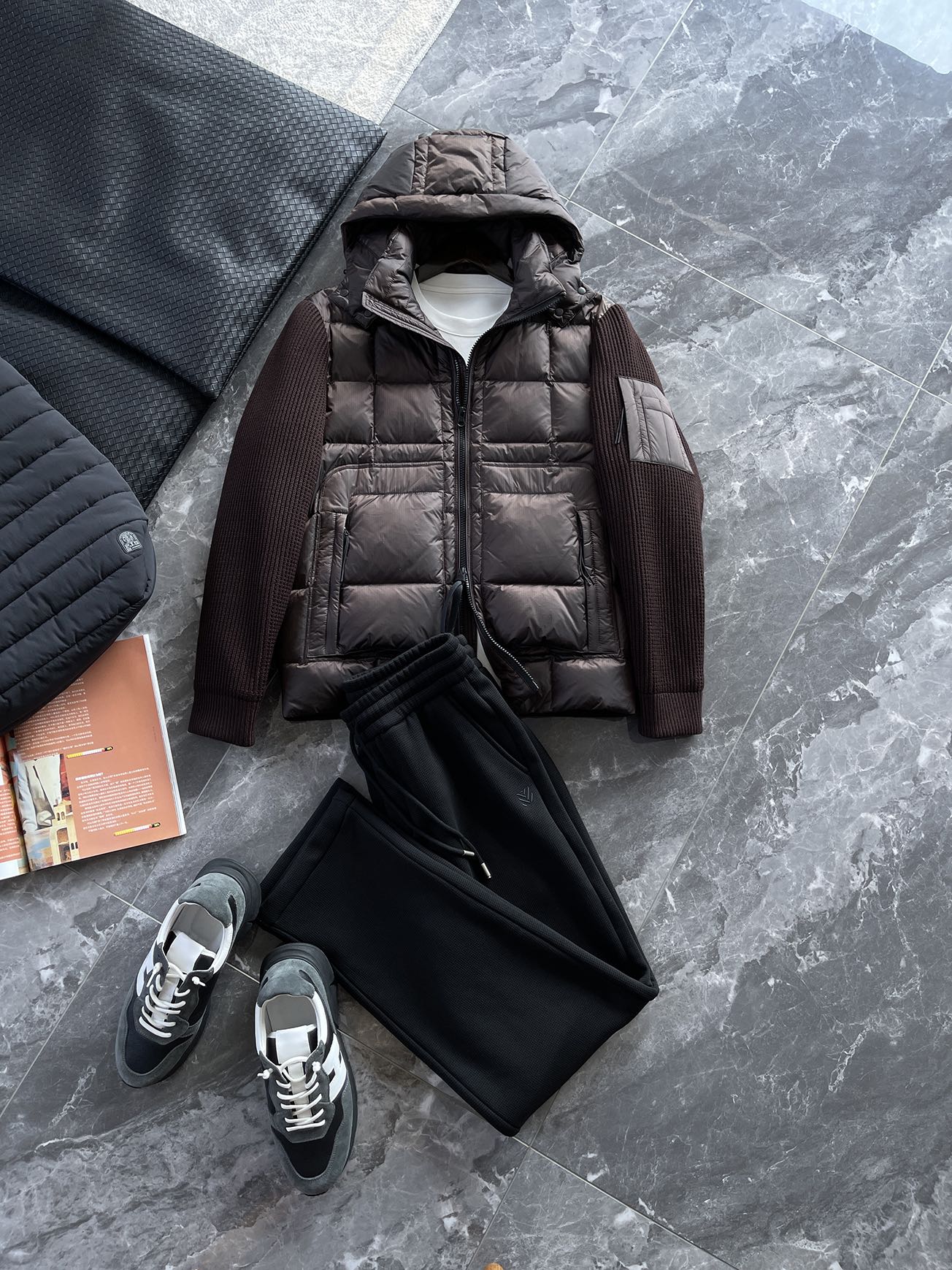 羽绒服 🆕 CP针织拼接羽绒服 当方形绗缝在100%锦纶面料上铺展开来，L码112克白鸭绒便在格子里安了