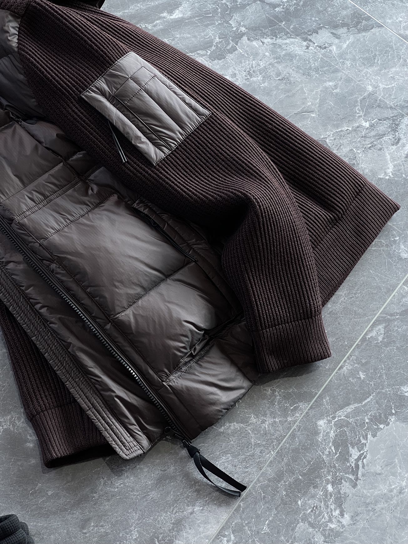 羽绒服 🆕 CP针织拼接羽绒服 当方形绗缝在100%锦纶面料上铺展开来，L码112克白鸭绒便在格子里安了