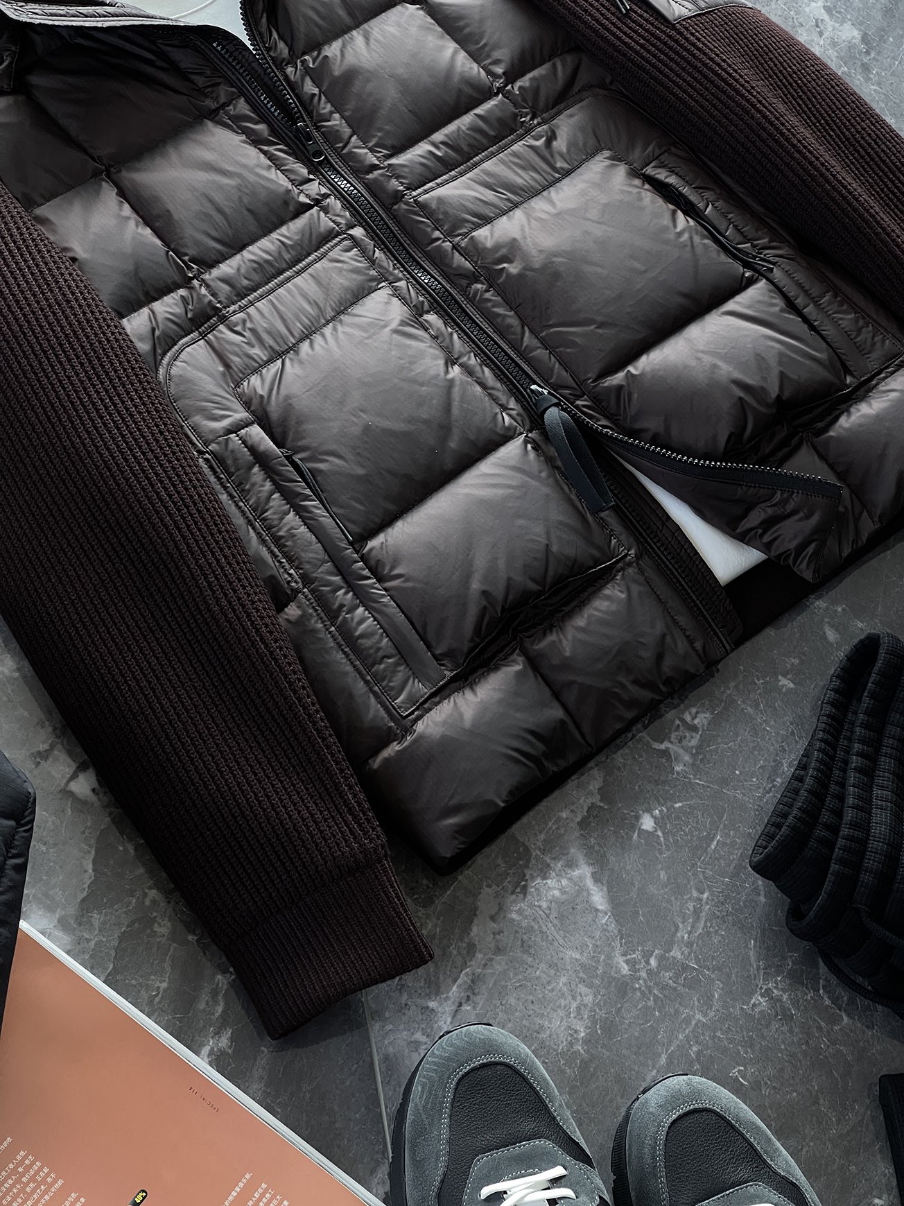 羽绒服 🆕 CP针织拼接羽绒服 当方形绗缝在100%锦纶面料上铺展开来，L码112克白鸭绒便在格子里安了