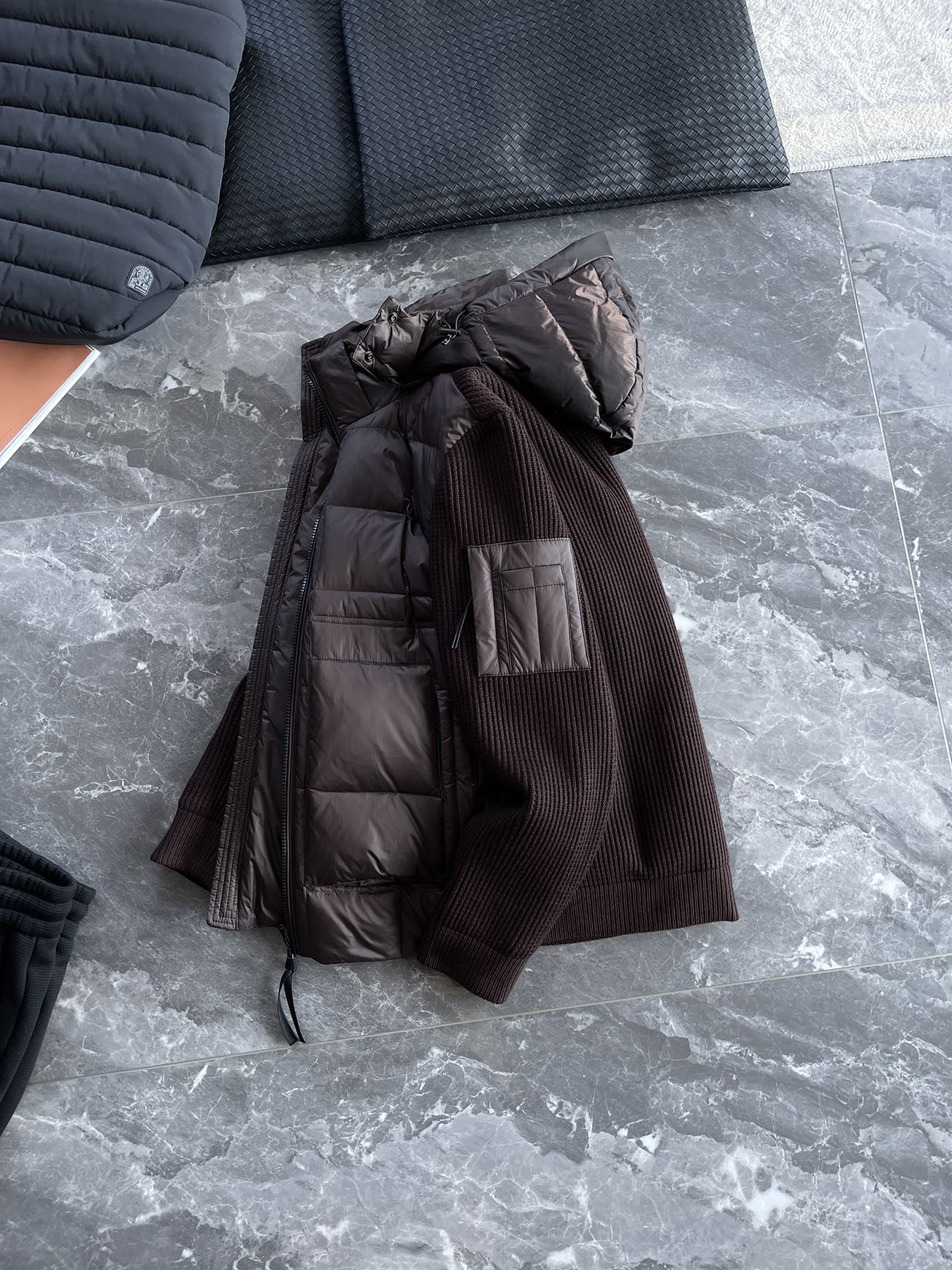 羽绒服 🆕 CP针织拼接羽绒服 当方形绗缝在100%锦纶面料上铺展开来，L码112克白鸭绒便在格子里安了