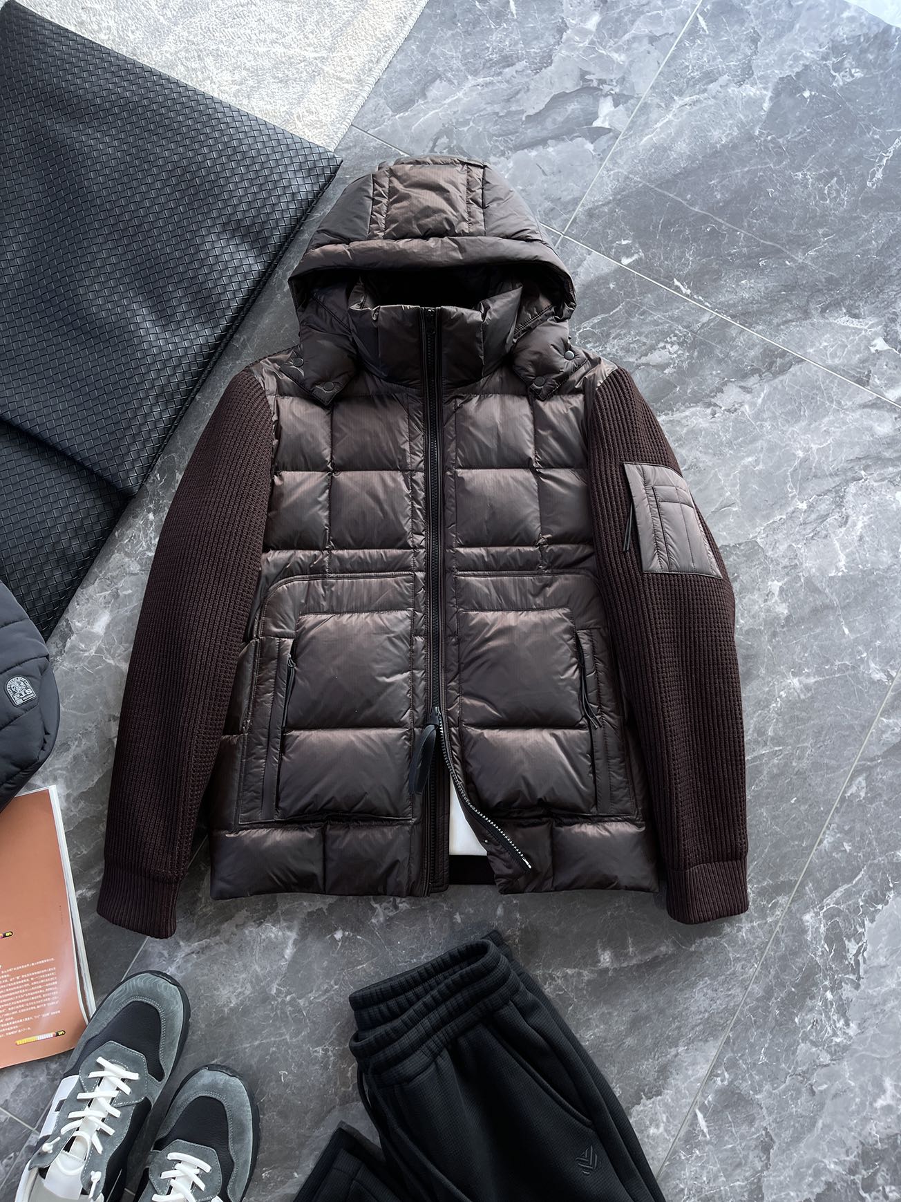 羽绒服 🆕 CP针织拼接羽绒服 当方形绗缝在100%锦纶面料上铺展开来，L码112克白鸭绒便在格子里安了