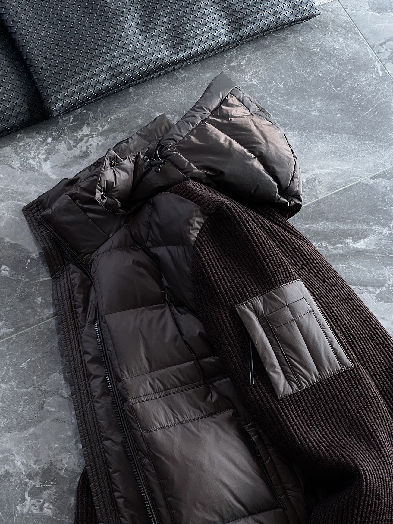 羽绒服 🆕 CP针织拼接羽绒服 当方形绗缝在100%锦纶面料上铺展开来，L码112克白鸭绒便在格子里安了