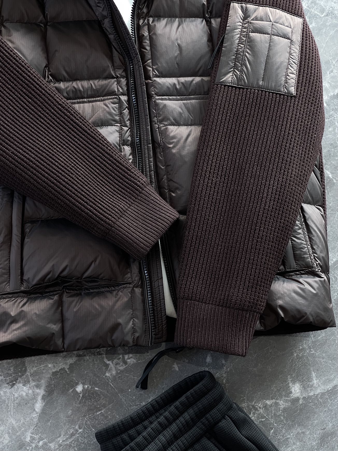 羽绒服 🆕 CP针织拼接羽绒服 当方形绗缝在100%锦纶面料上铺展开来，L码112克白鸭绒便在格子里安了
