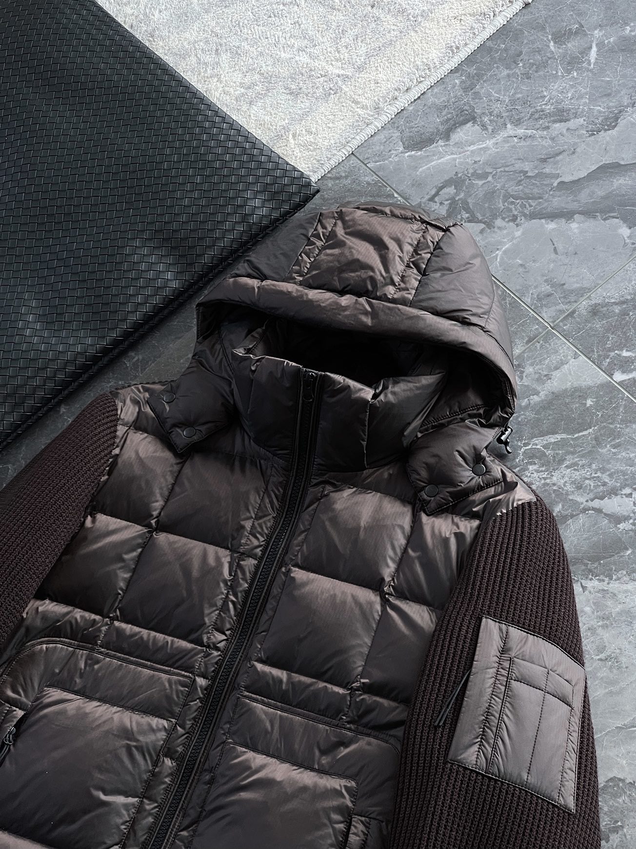 羽绒服 🆕 CP针织拼接羽绒服 当方形绗缝在100%锦纶面料上铺展开来，L码112克白鸭绒便在格子里安了