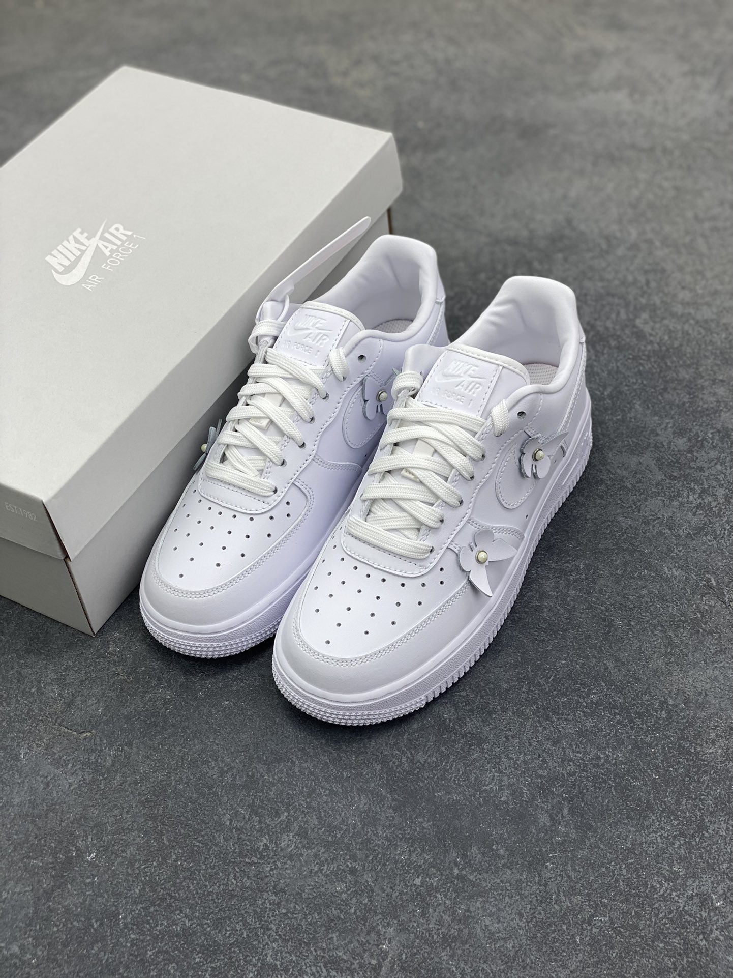 图片[8]-Nike Air Force 1 Low 白蝴蝶 空军一号低帮运动休闲板鞋 原楦头原纸板 打造纯正空军版型#专注外贸渠道 全掌内置蜂窝气垫 #原盒配件 原厂中底钢印、拉帮完美 货号：IH4480-100 尺码：35.5 36 36.5 37.5 38 38.5 39 40 40.5 41 42 42.5 43 44 44.5 45-选品中心