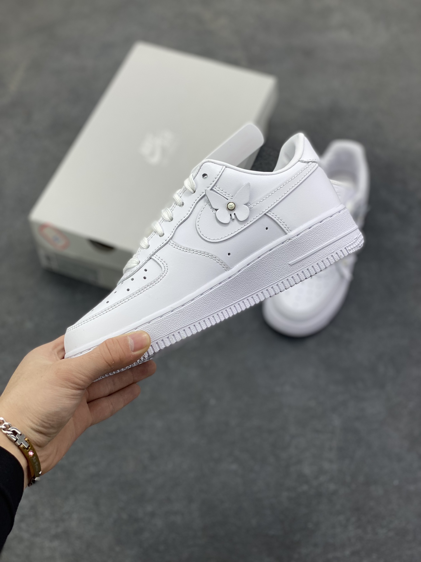 图片[3]-Nike Air Force 1 Low 白蝴蝶 空军一号低帮运动休闲板鞋 原楦头原纸板 打造纯正空军版型#专注外贸渠道 全掌内置蜂窝气垫 #原盒配件 原厂中底钢印、拉帮完美 货号：IH4480-100 尺码：35.5 36 36.5 37.5 38 38.5 39 40 40.5 41 42 42.5 43 44 44.5 45-选品中心
