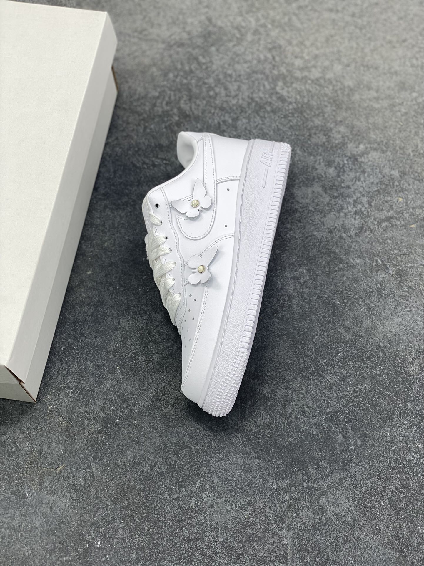 图片[7]-Nike Air Force 1 Low 白蝴蝶 空军一号低帮运动休闲板鞋 原楦头原纸板 打造纯正空军版型#专注外贸渠道 全掌内置蜂窝气垫 #原盒配件 原厂中底钢印、拉帮完美 货号：IH4480-100 尺码：35.5 36 36.5 37.5 38 38.5 39 40 40.5 41 42 42.5 43 44 44.5 45-选品中心