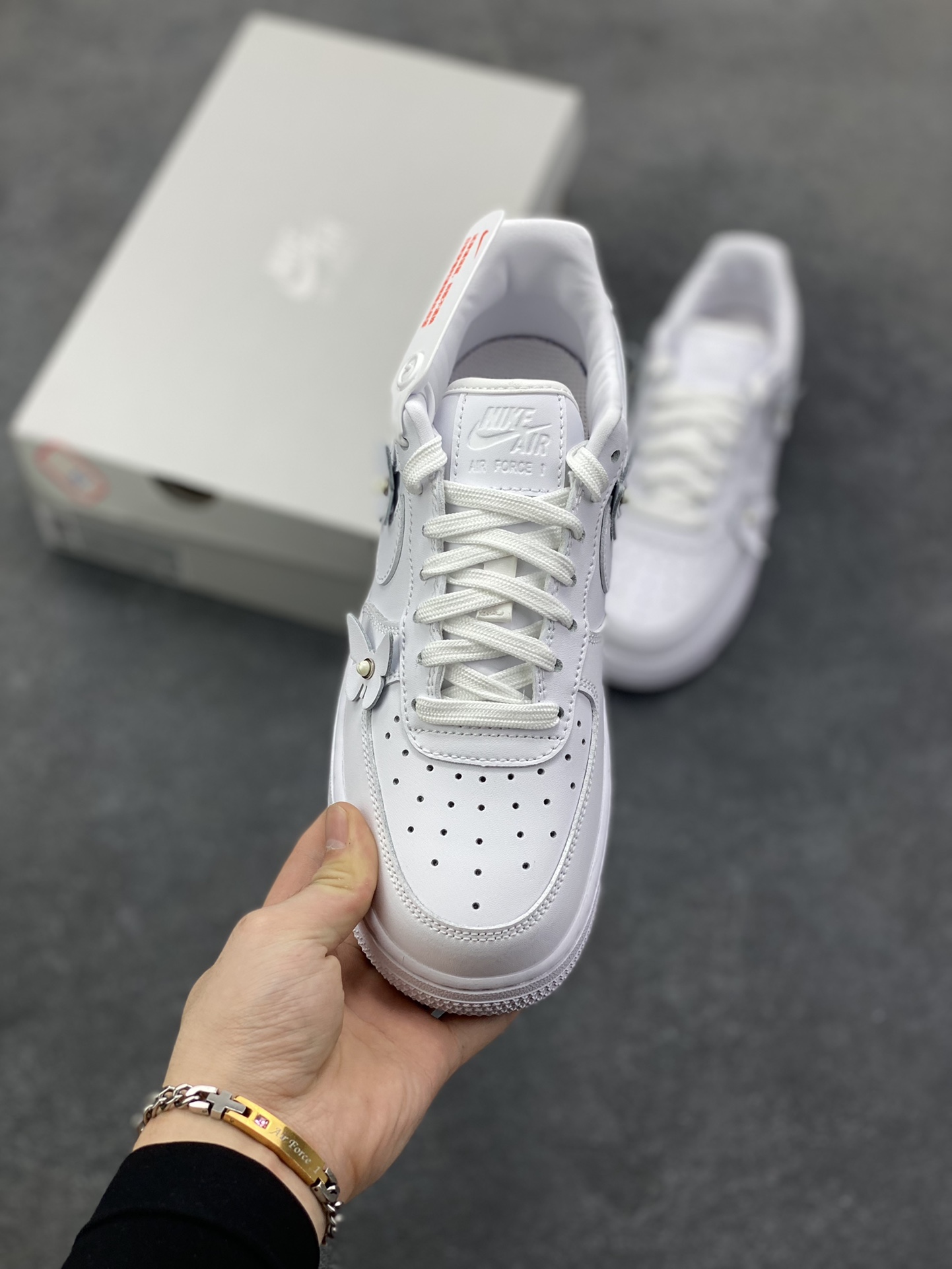 图片[2]-Nike Air Force 1 Low 白蝴蝶 空军一号低帮运动休闲板鞋 原楦头原纸板 打造纯正空军版型#专注外贸渠道 全掌内置蜂窝气垫 #原盒配件 原厂中底钢印、拉帮完美 货号：IH4480-100 尺码：35.5 36 36.5 37.5 38 38.5 39 40 40.5 41 42 42.5 43 44 44.5 45-选品中心