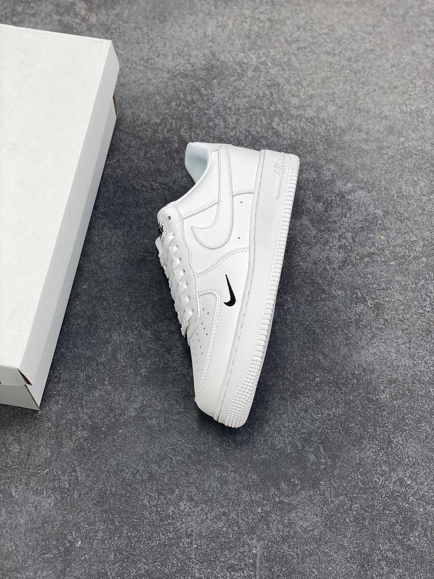 图片[7]-福利特价 Nike Air Force 1 Low 白黑小勾 空军一号低帮运动休闲板鞋 原楦头原纸板 打造纯正空军版型 专注外贸渠道 全掌内置蜂窝气垫 原盒配件 原厂中底钢印、拉帮完美 货号：HF1058-133 尺码：36 36.5 37.5 38 38.5 39 40 40.5 41 42 42.5 43 44 44.5 45-选品中心