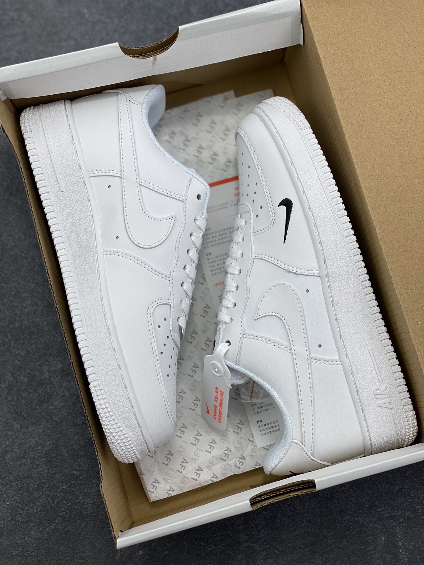 图片[9]-福利特价 Nike Air Force 1 Low 白黑小勾 空军一号低帮运动休闲板鞋 原楦头原纸板 打造纯正空军版型 专注外贸渠道 全掌内置蜂窝气垫 原盒配件 原厂中底钢印、拉帮完美 货号：HF1058-133 尺码：36 36.5 37.5 38 38.5 39 40 40.5 41 42 42.5 43 44 44.5 45-选品中心