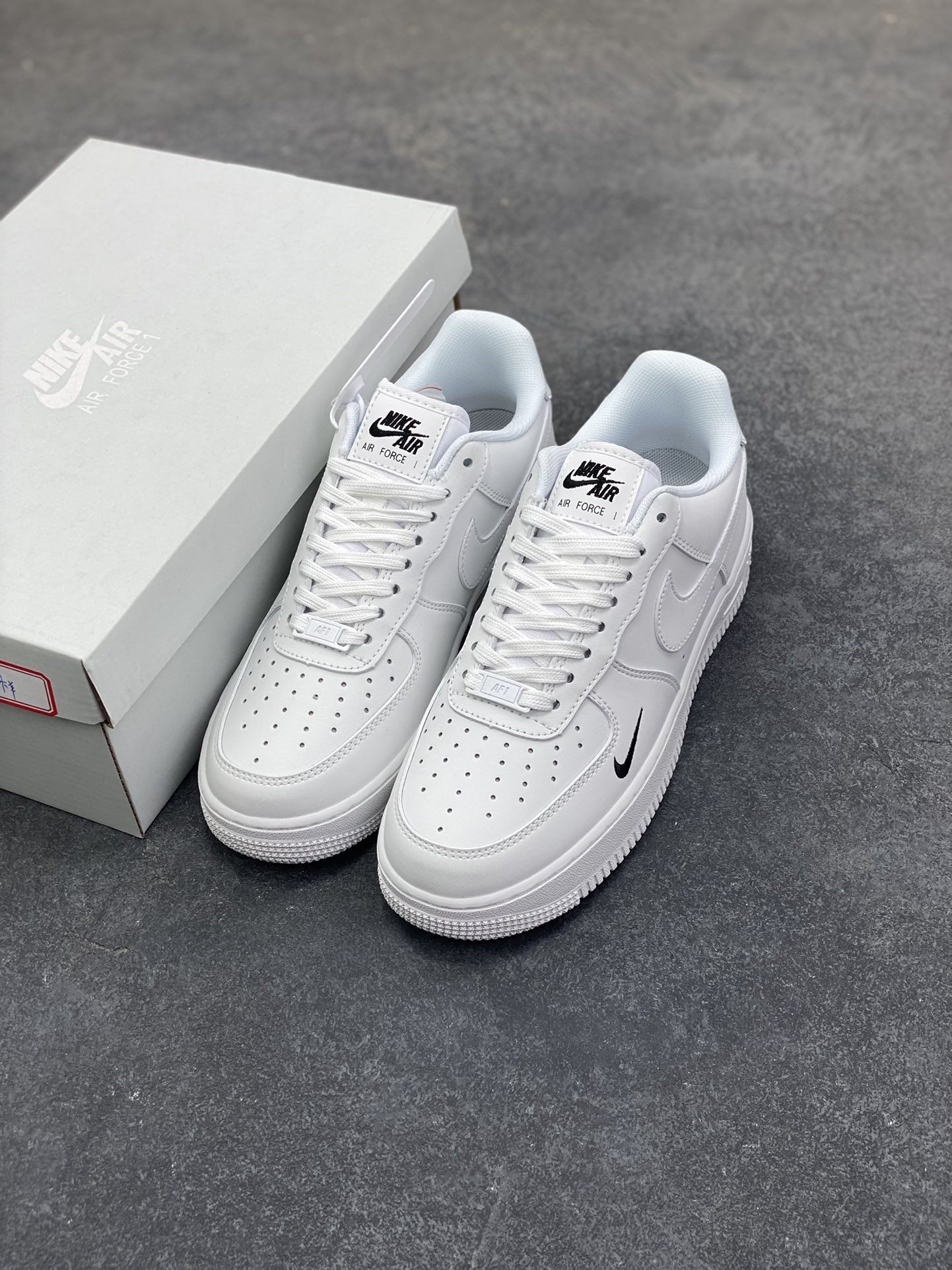 图片[8]-福利特价 Nike Air Force 1 Low 白黑小勾 空军一号低帮运动休闲板鞋 原楦头原纸板 打造纯正空军版型 专注外贸渠道 全掌内置蜂窝气垫 原盒配件 原厂中底钢印、拉帮完美 货号：HF1058-133 尺码：36 36.5 37.5 38 38.5 39 40 40.5 41 42 42.5 43 44 44.5 45-选品中心