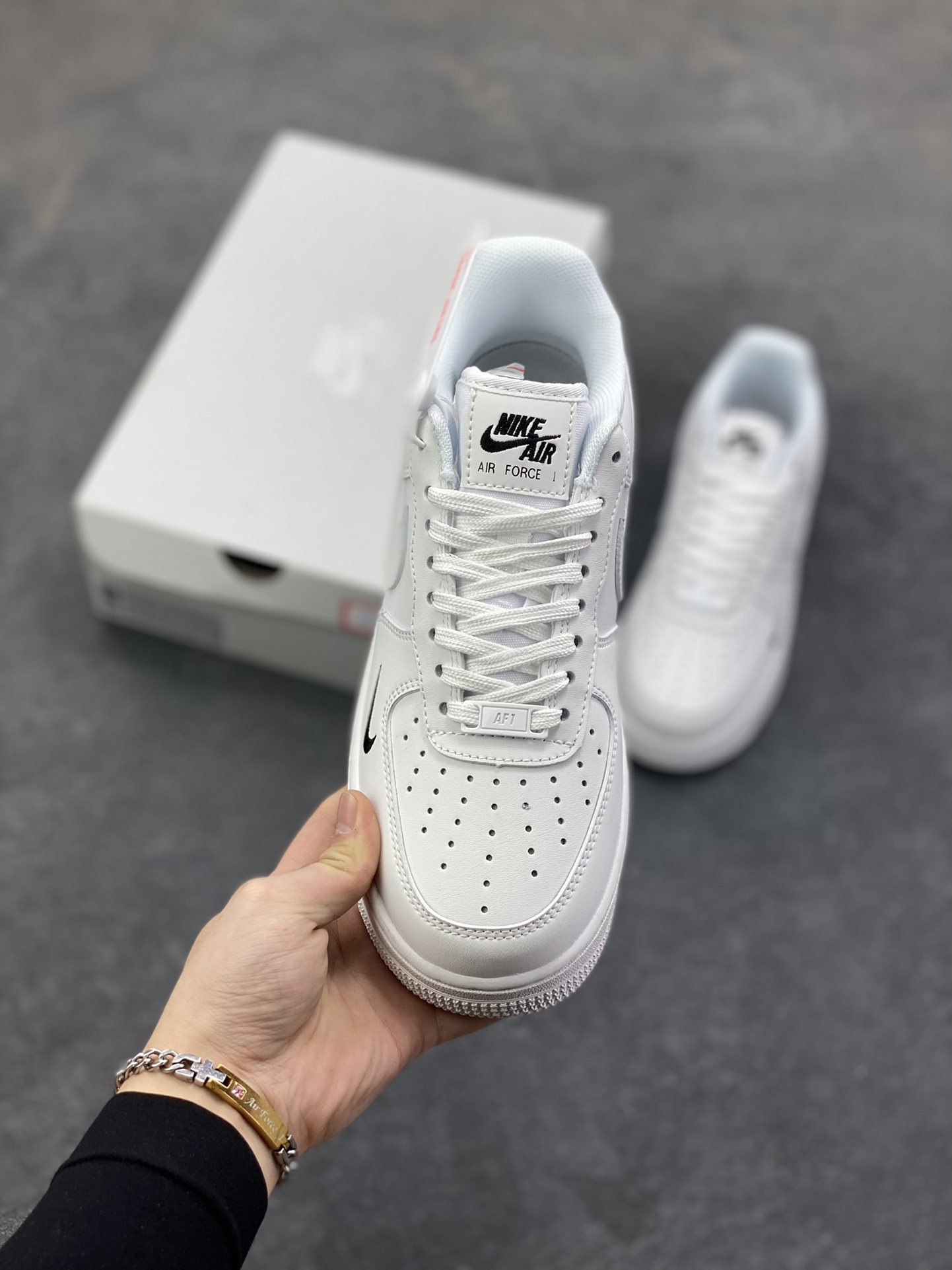 图片[2]-福利特价 Nike Air Force 1 Low 白黑小勾 空军一号低帮运动休闲板鞋 原楦头原纸板 打造纯正空军版型 专注外贸渠道 全掌内置蜂窝气垫 原盒配件 原厂中底钢印、拉帮完美 货号：HF1058-133 尺码：36 36.5 37.5 38 38.5 39 40 40.5 41 42 42.5 43 44 44.5 45-选品中心