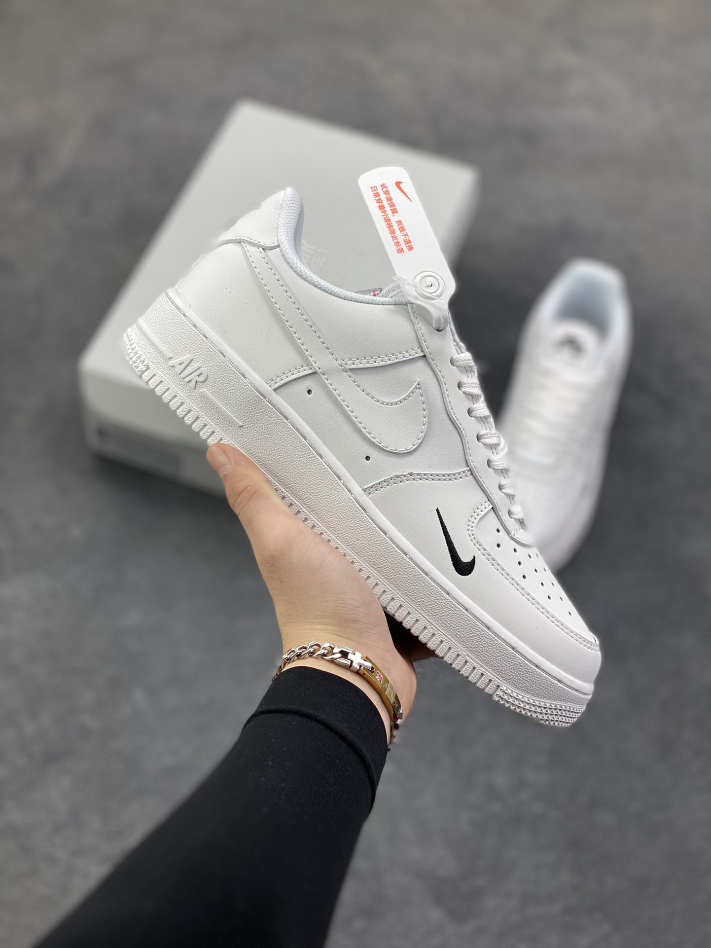 福利特价 Nike Air Force 1 Low 白黑小勾 空军一号低帮运动休闲板鞋 原楦头原纸板 打造纯正空军版型 专注外贸渠道 全掌内置蜂窝气垫 原盒配件 原厂中底钢印、拉帮完美 货号：HF1058-133 尺码：36 36.5 37.5 38 38.5 39 40 40.5 41 42 42.5 43 44 44.5 45-选品中心