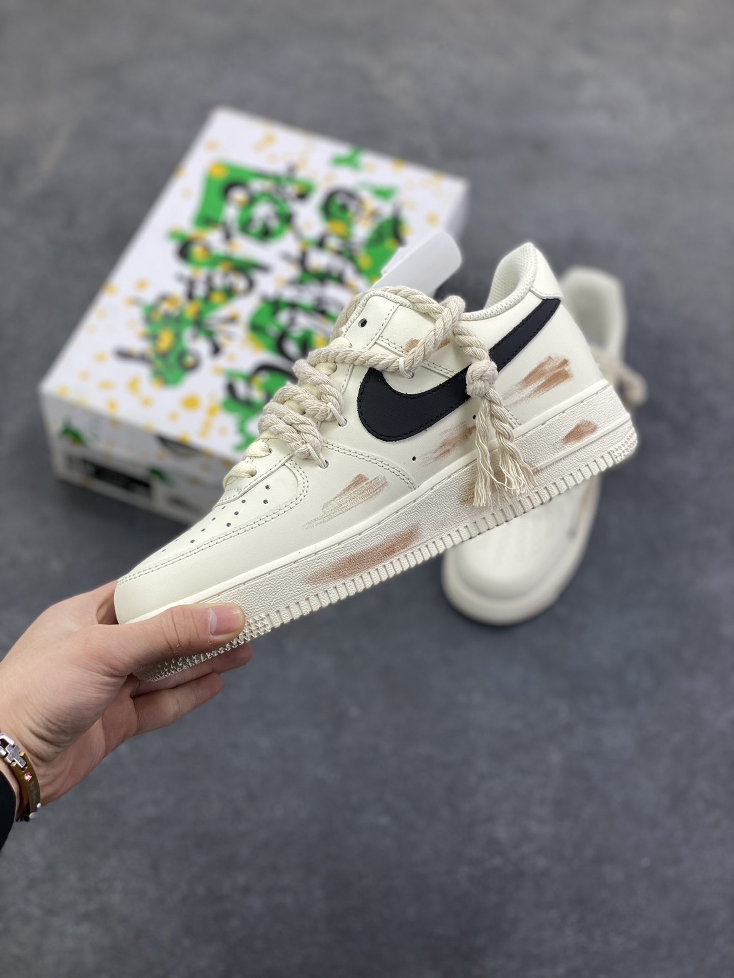 图片[3]-“做旧狂潮”✨订制空军一号板鞋 该定制版球鞋选用原鞋款为Nike Air Force 1\’07空军一号低帮，这是一款基于耐克Air Force 1改造的个性定制款板鞋。融入了强烈的做旧复古风，鞋身的做旧痕迹搭配“ATOMIC”字样设计，增添了街头潮流感；同时采用麻绳材质的鞋带，粗粝的质感与鞋身形成对比，极具辨识度。保留了AF1标志性的鞋型轮廓与舒适脚感，又通过做旧工艺、特殊鞋带和个性印花，打造出独一无二的复古潮流风格，适合追求小众、个性穿搭的潮流爱好者。 货号：CD6951-153 尺码：36 36.5 37.5 38 38.5 39 40 40.5 41 42 42.5 43 44 44.5 45-选品中心