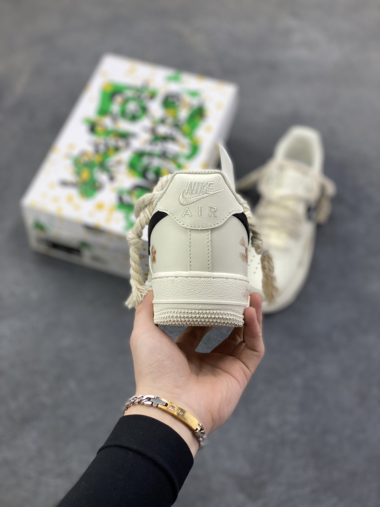 图片[4]-“做旧狂潮”✨订制空军一号板鞋 该定制版球鞋选用原鞋款为Nike Air Force 1\’07空军一号低帮，这是一款基于耐克Air Force 1改造的个性定制款板鞋。融入了强烈的做旧复古风，鞋身的做旧痕迹搭配“ATOMIC”字样设计，增添了街头潮流感；同时采用麻绳材质的鞋带，粗粝的质感与鞋身形成对比，极具辨识度。保留了AF1标志性的鞋型轮廓与舒适脚感，又通过做旧工艺、特殊鞋带和个性印花，打造出独一无二的复古潮流风格，适合追求小众、个性穿搭的潮流爱好者。 货号：CD6951-153 尺码：36 36.5 37.5 38 38.5 39 40 40.5 41 42 42.5 43 44 44.5 45-选品中心