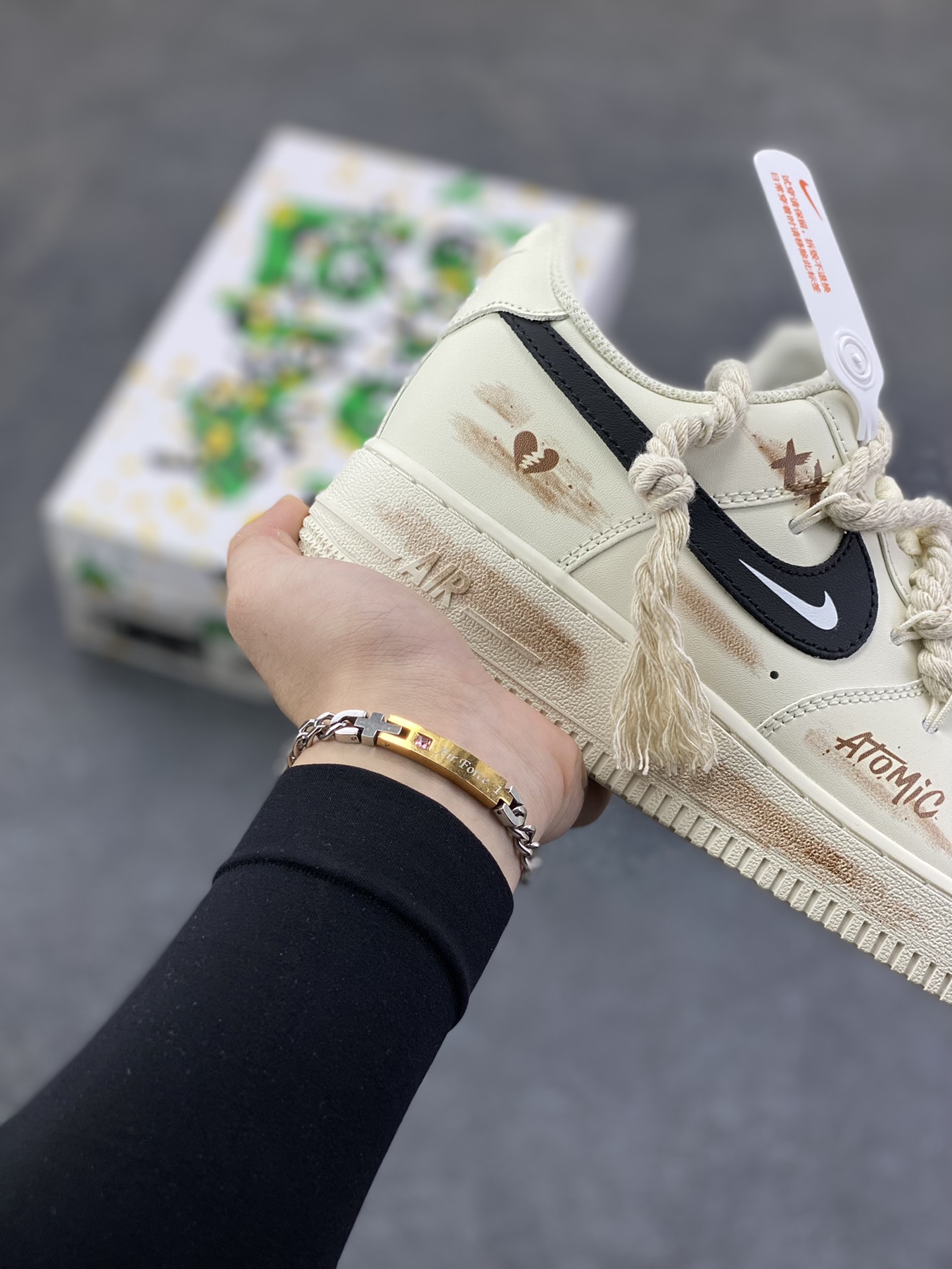 图片[6]-“做旧狂潮”✨订制空军一号板鞋 该定制版球鞋选用原鞋款为Nike Air Force 1\’07空军一号低帮，这是一款基于耐克Air Force 1改造的个性定制款板鞋。融入了强烈的做旧复古风，鞋身的做旧痕迹搭配“ATOMIC”字样设计，增添了街头潮流感；同时采用麻绳材质的鞋带，粗粝的质感与鞋身形成对比，极具辨识度。保留了AF1标志性的鞋型轮廓与舒适脚感，又通过做旧工艺、特殊鞋带和个性印花，打造出独一无二的复古潮流风格，适合追求小众、个性穿搭的潮流爱好者。 货号：CD6951-153 尺码：36 36.5 37.5 38 38.5 39 40 40.5 41 42 42.5 43 44 44.5 45-选品中心