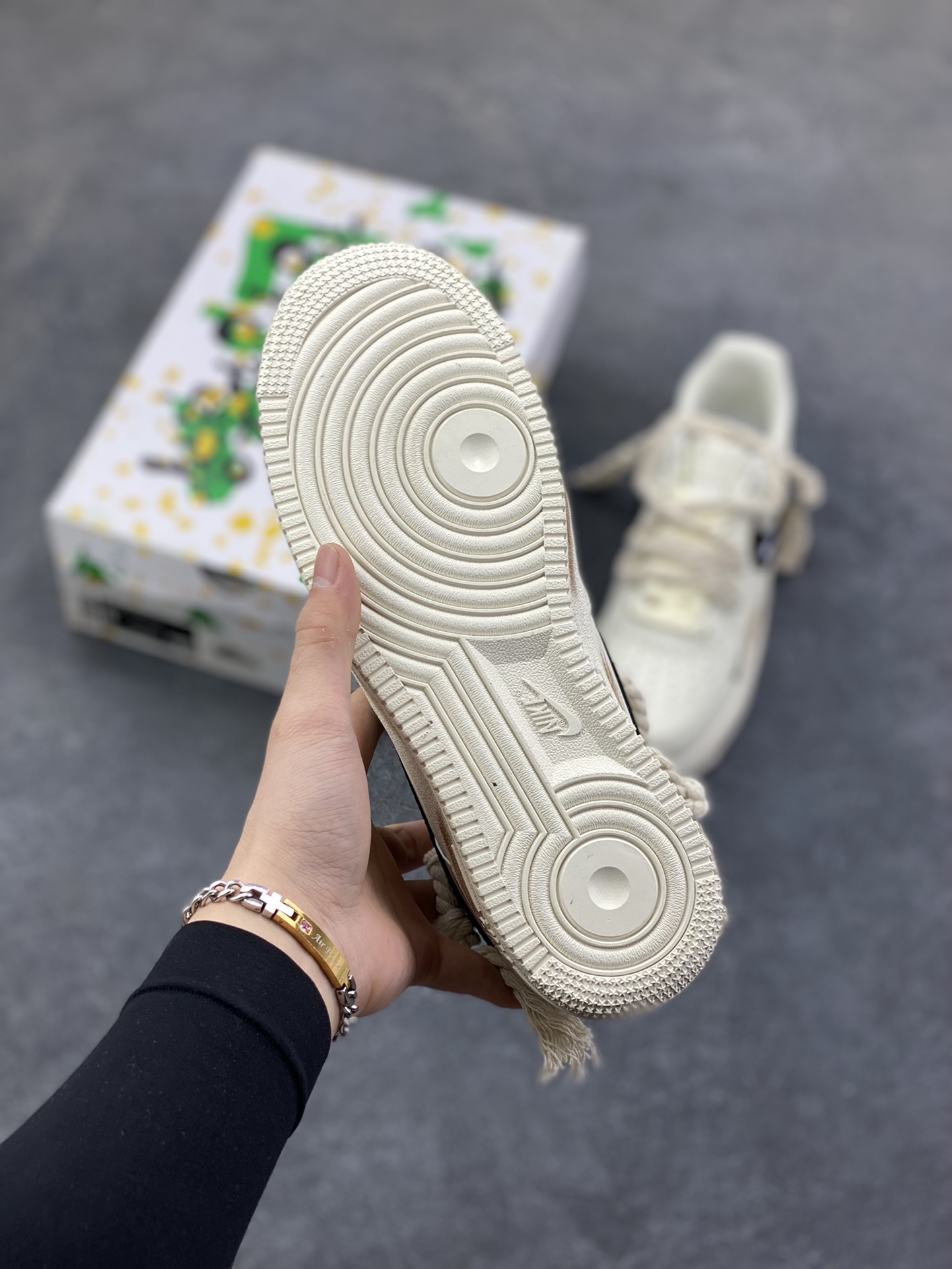 图片[5]-“做旧狂潮”✨订制空军一号板鞋 该定制版球鞋选用原鞋款为Nike Air Force 1\’07空军一号低帮，这是一款基于耐克Air Force 1改造的个性定制款板鞋。融入了强烈的做旧复古风，鞋身的做旧痕迹搭配“ATOMIC”字样设计，增添了街头潮流感；同时采用麻绳材质的鞋带，粗粝的质感与鞋身形成对比，极具辨识度。保留了AF1标志性的鞋型轮廓与舒适脚感，又通过做旧工艺、特殊鞋带和个性印花，打造出独一无二的复古潮流风格，适合追求小众、个性穿搭的潮流爱好者。 货号：CD6951-153 尺码：36 36.5 37.5 38 38.5 39 40 40.5 41 42 42.5 43 44 44.5 45-选品中心