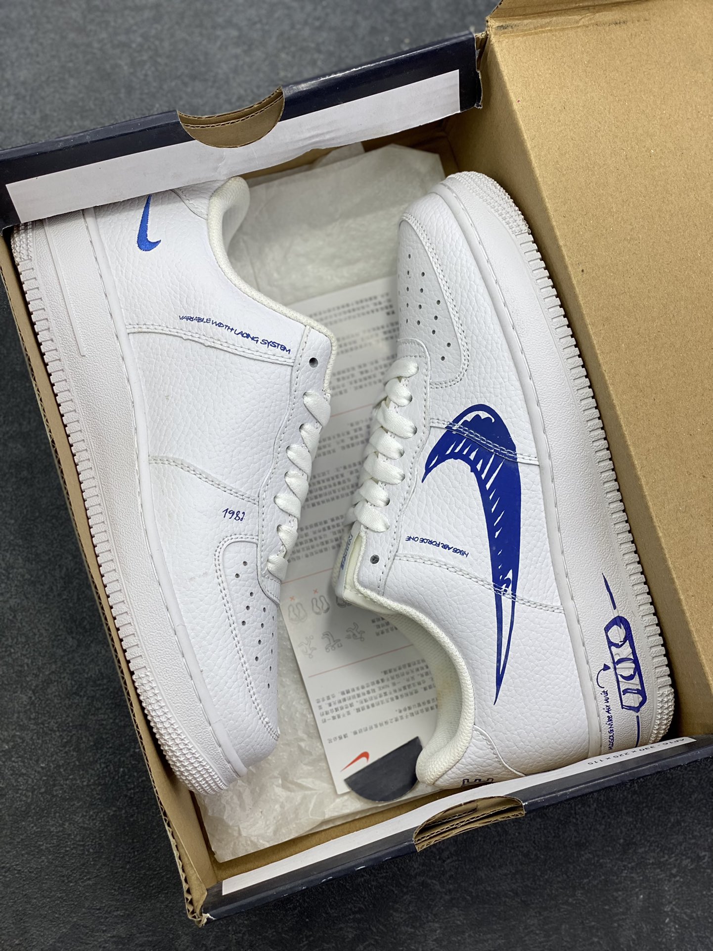 图片[9]-福利特价 Nike Air Force 1 Low 白蓝涂鸦 空军一号低帮运动休闲板鞋 原楦头原纸板 打造纯正空军版型#专注外贸渠道 全掌内置蜂窝气垫 #原盒配件 原厂中底钢印、拉帮完美 货号：CW7581-100 尺码：36 36.5 37.5 38 38.5 39 40 40.5 41 42 42.5 43 44 44.5 45-选品中心