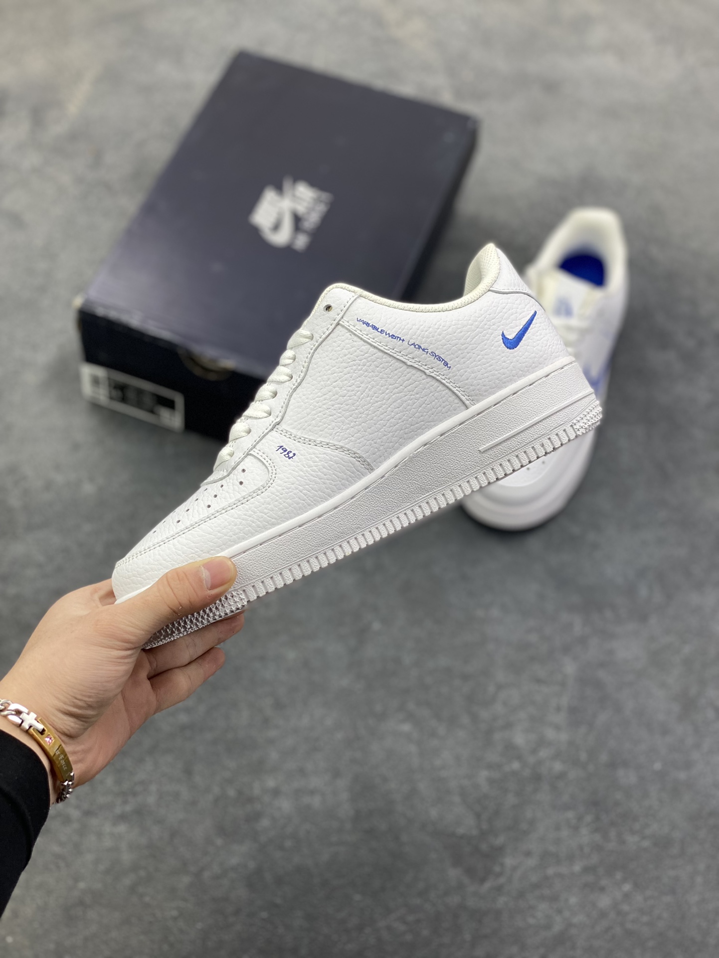 图片[3]-福利特价 Nike Air Force 1 Low 白蓝涂鸦 空军一号低帮运动休闲板鞋 原楦头原纸板 打造纯正空军版型#专注外贸渠道 全掌内置蜂窝气垫 #原盒配件 原厂中底钢印、拉帮完美 货号：CW7581-100 尺码：36 36.5 37.5 38 38.5 39 40 40.5 41 42 42.5 43 44 44.5 45-选品中心