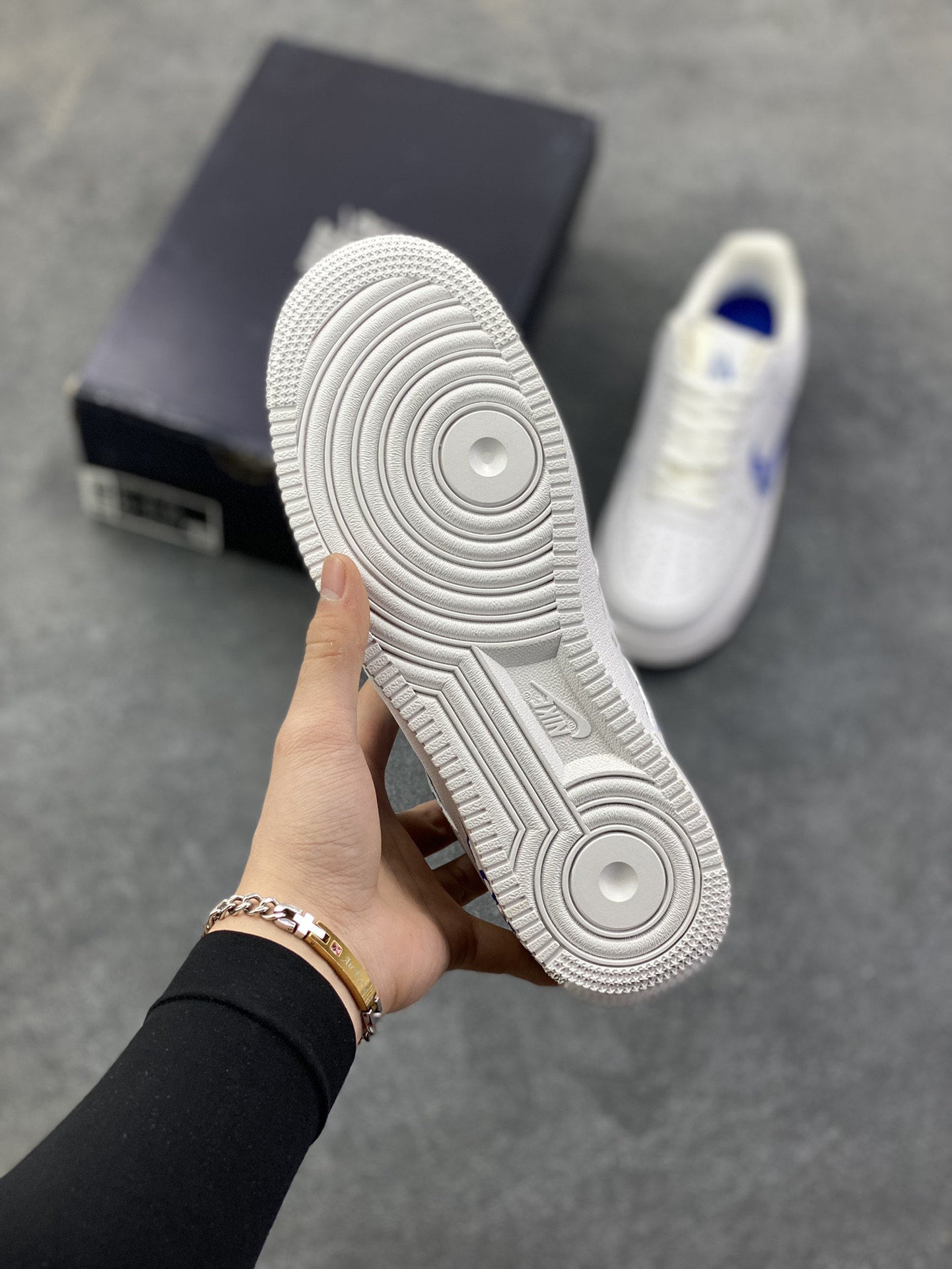 图片[5]-福利特价 Nike Air Force 1 Low 白蓝涂鸦 空军一号低帮运动休闲板鞋 原楦头原纸板 打造纯正空军版型#专注外贸渠道 全掌内置蜂窝气垫 #原盒配件 原厂中底钢印、拉帮完美 货号：CW7581-100 尺码：36 36.5 37.5 38 38.5 39 40 40.5 41 42 42.5 43 44 44.5 45-选品中心