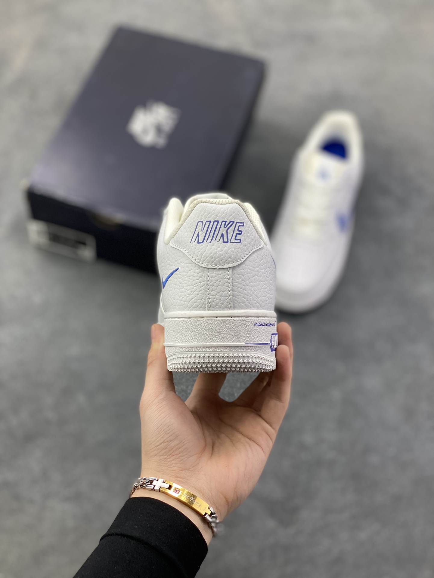 图片[4]-福利特价 Nike Air Force 1 Low 白蓝涂鸦 空军一号低帮运动休闲板鞋 原楦头原纸板 打造纯正空军版型#专注外贸渠道 全掌内置蜂窝气垫 #原盒配件 原厂中底钢印、拉帮完美 货号：CW7581-100 尺码：36 36.5 37.5 38 38.5 39 40 40.5 41 42 42.5 43 44 44.5 45-选品中心