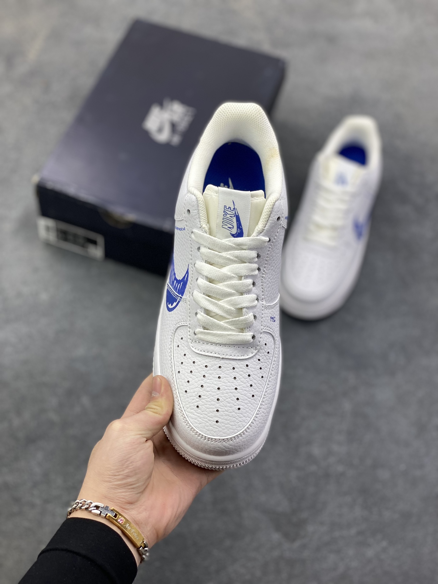 图片[2]-福利特价 Nike Air Force 1 Low 白蓝涂鸦 空军一号低帮运动休闲板鞋 原楦头原纸板 打造纯正空军版型#专注外贸渠道 全掌内置蜂窝气垫 #原盒配件 原厂中底钢印、拉帮完美 货号：CW7581-100 尺码：36 36.5 37.5 38 38.5 39 40 40.5 41 42 42.5 43 44 44.5 45-选品中心