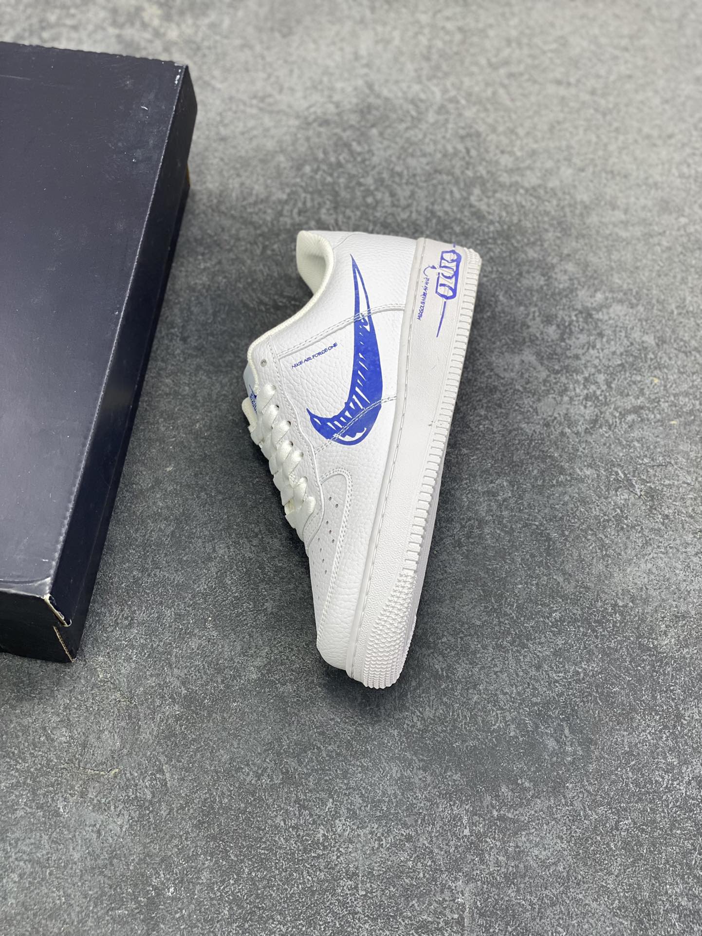 图片[7]-福利特价 Nike Air Force 1 Low 白蓝涂鸦 空军一号低帮运动休闲板鞋 原楦头原纸板 打造纯正空军版型#专注外贸渠道 全掌内置蜂窝气垫 #原盒配件 原厂中底钢印、拉帮完美 货号：CW7581-100 尺码：36 36.5 37.5 38 38.5 39 40 40.5 41 42 42.5 43 44 44.5 45-选品中心