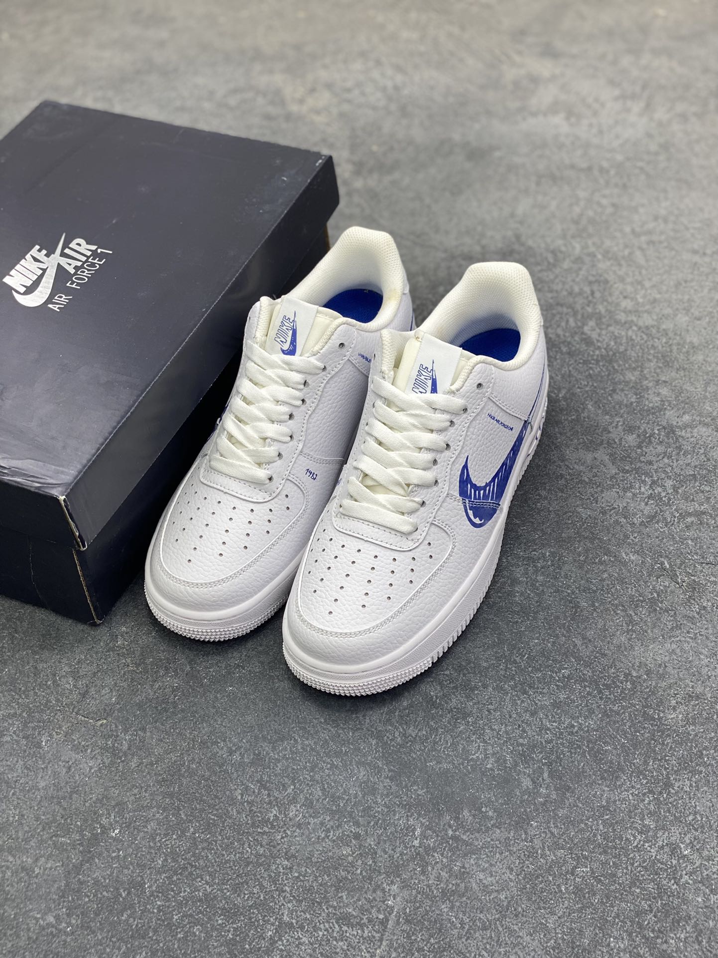 图片[8]-福利特价 Nike Air Force 1 Low 白蓝涂鸦 空军一号低帮运动休闲板鞋 原楦头原纸板 打造纯正空军版型#专注外贸渠道 全掌内置蜂窝气垫 #原盒配件 原厂中底钢印、拉帮完美 货号：CW7581-100 尺码：36 36.5 37.5 38 38.5 39 40 40.5 41 42 42.5 43 44 44.5 45-选品中心