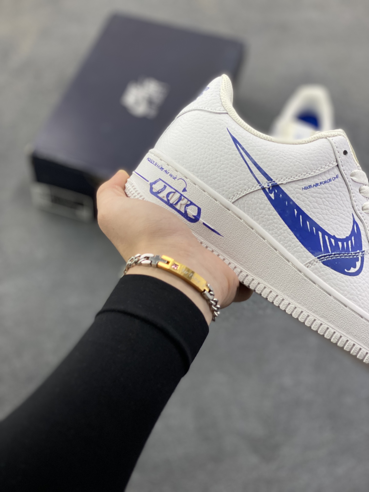 图片[6]-福利特价 Nike Air Force 1 Low 白蓝涂鸦 空军一号低帮运动休闲板鞋 原楦头原纸板 打造纯正空军版型#专注外贸渠道 全掌内置蜂窝气垫 #原盒配件 原厂中底钢印、拉帮完美 货号：CW7581-100 尺码：36 36.5 37.5 38 38.5 39 40 40.5 41 42 42.5 43 44 44.5 45-选品中心