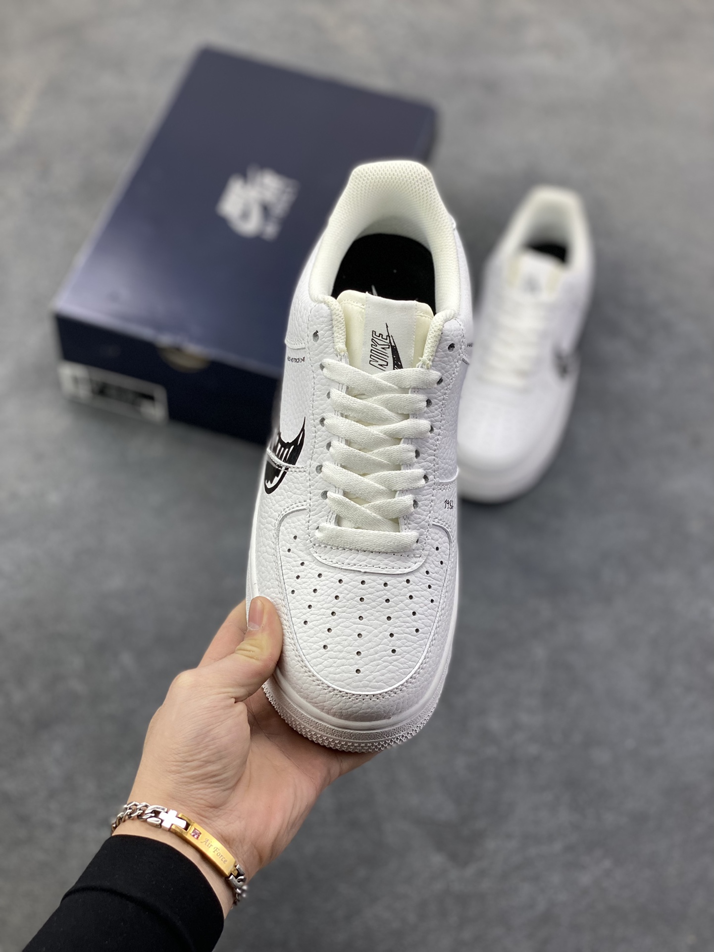 图片[2]-福利特价 Nike Air Force 1 Low 白黑涂鸦 空军一号低帮运动休闲板鞋 原楦头原纸板 打造纯正空军版型#专注外贸渠道 全掌内置蜂窝气垫 #原盒配件 原厂中底钢印、拉帮完美 货号：CW7581-101 尺码：36 36.5 37.5 38 38.5 39 40 40.5 41 42 42.5 43 44 44.5 45-选品中心