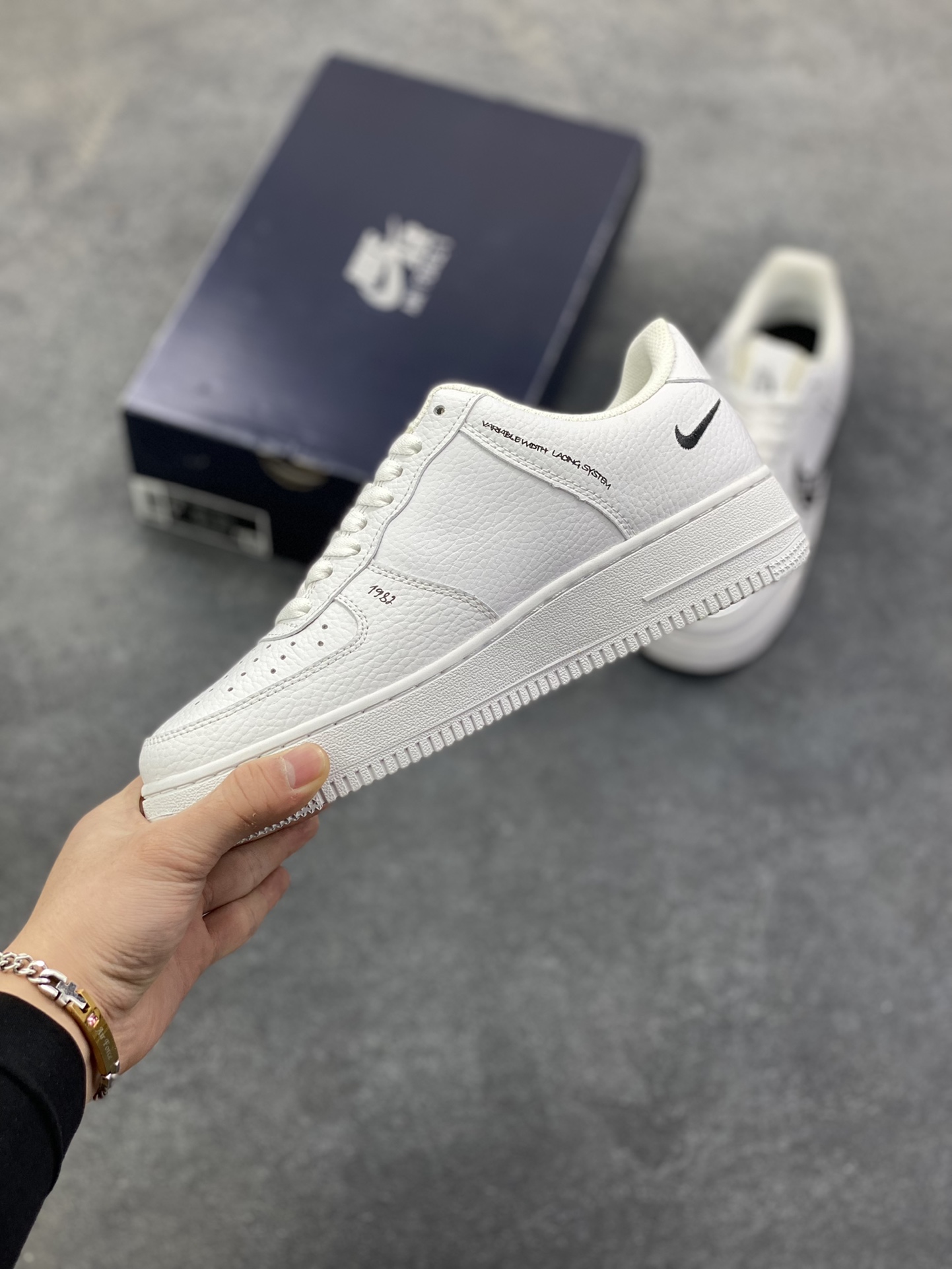 图片[3]-福利特价 Nike Air Force 1 Low 白黑涂鸦 空军一号低帮运动休闲板鞋 原楦头原纸板 打造纯正空军版型#专注外贸渠道 全掌内置蜂窝气垫 #原盒配件 原厂中底钢印、拉帮完美 货号：CW7581-101 尺码：36 36.5 37.5 38 38.5 39 40 40.5 41 42 42.5 43 44 44.5 45-选品中心