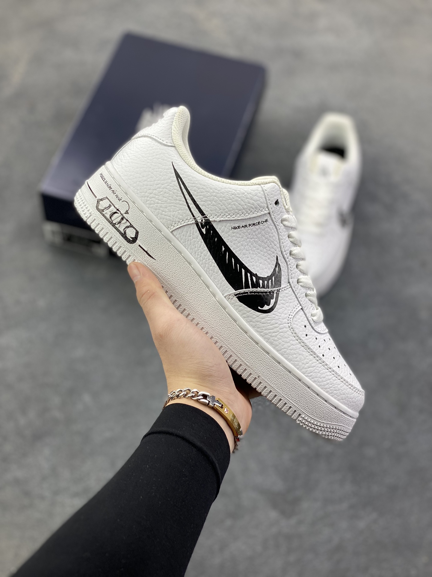 福利特价 Nike Air Force 1 Low 白黑涂鸦 空军一号低帮运动休闲板鞋 原楦头原纸板 打造纯正空军版型#专注外贸渠道 全掌内置蜂窝气垫 #原盒配件 原厂中底钢印、拉帮完美 货号：CW7581-101 尺码：36 36.5 37.5 38 38.5 39 40 40.5 41 42 42.5 43 44 44.5 45-选品中心