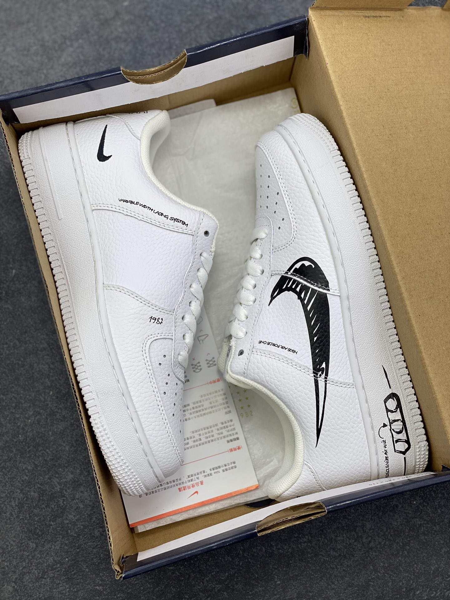 图片[9]-福利特价 Nike Air Force 1 Low 白黑涂鸦 空军一号低帮运动休闲板鞋 原楦头原纸板 打造纯正空军版型#专注外贸渠道 全掌内置蜂窝气垫 #原盒配件 原厂中底钢印、拉帮完美 货号：CW7581-101 尺码：36 36.5 37.5 38 38.5 39 40 40.5 41 42 42.5 43 44 44.5 45-选品中心
