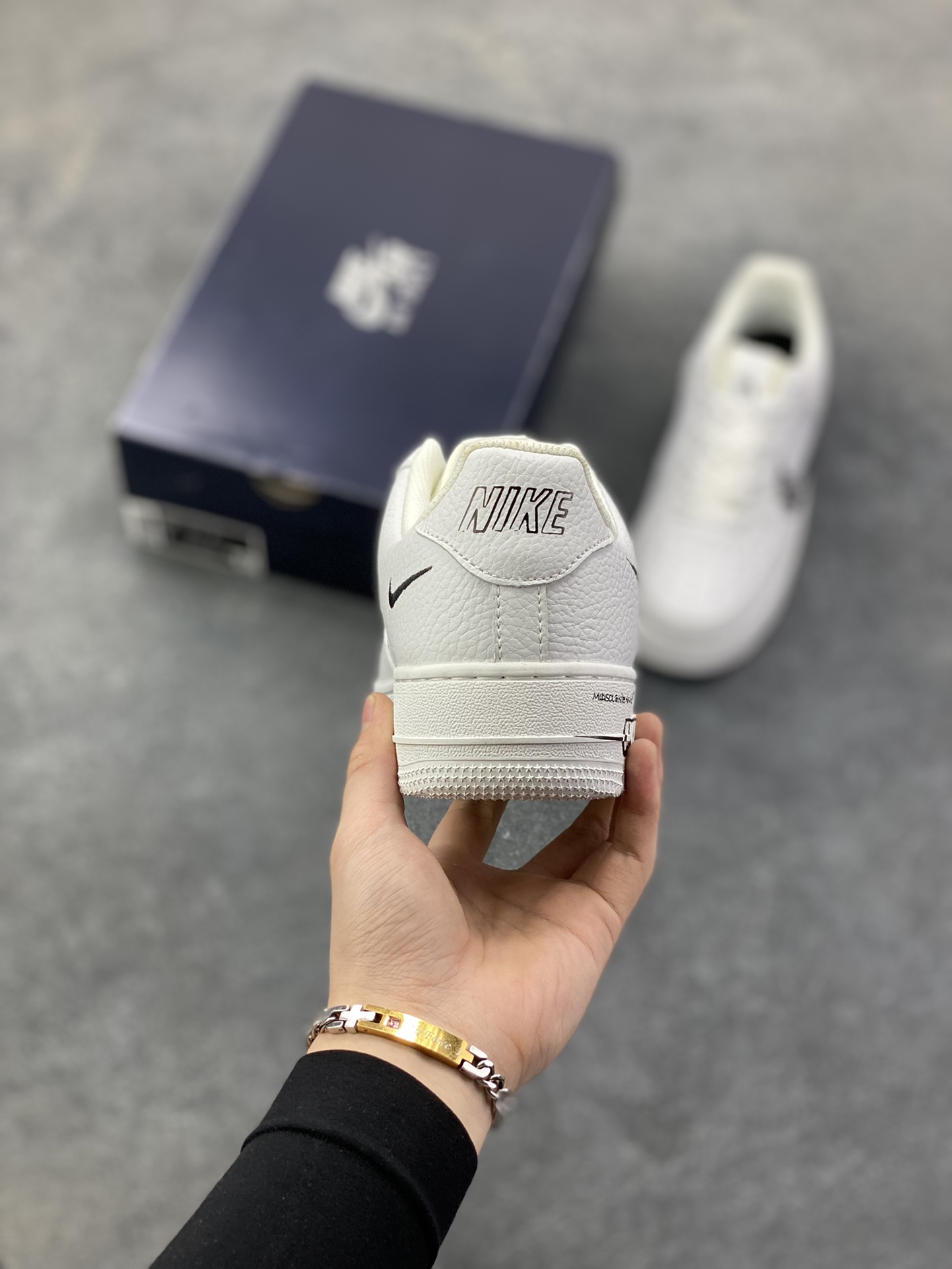图片[4]-福利特价 Nike Air Force 1 Low 白黑涂鸦 空军一号低帮运动休闲板鞋 原楦头原纸板 打造纯正空军版型#专注外贸渠道 全掌内置蜂窝气垫 #原盒配件 原厂中底钢印、拉帮完美 货号：CW7581-101 尺码：36 36.5 37.5 38 38.5 39 40 40.5 41 42 42.5 43 44 44.5 45-选品中心
