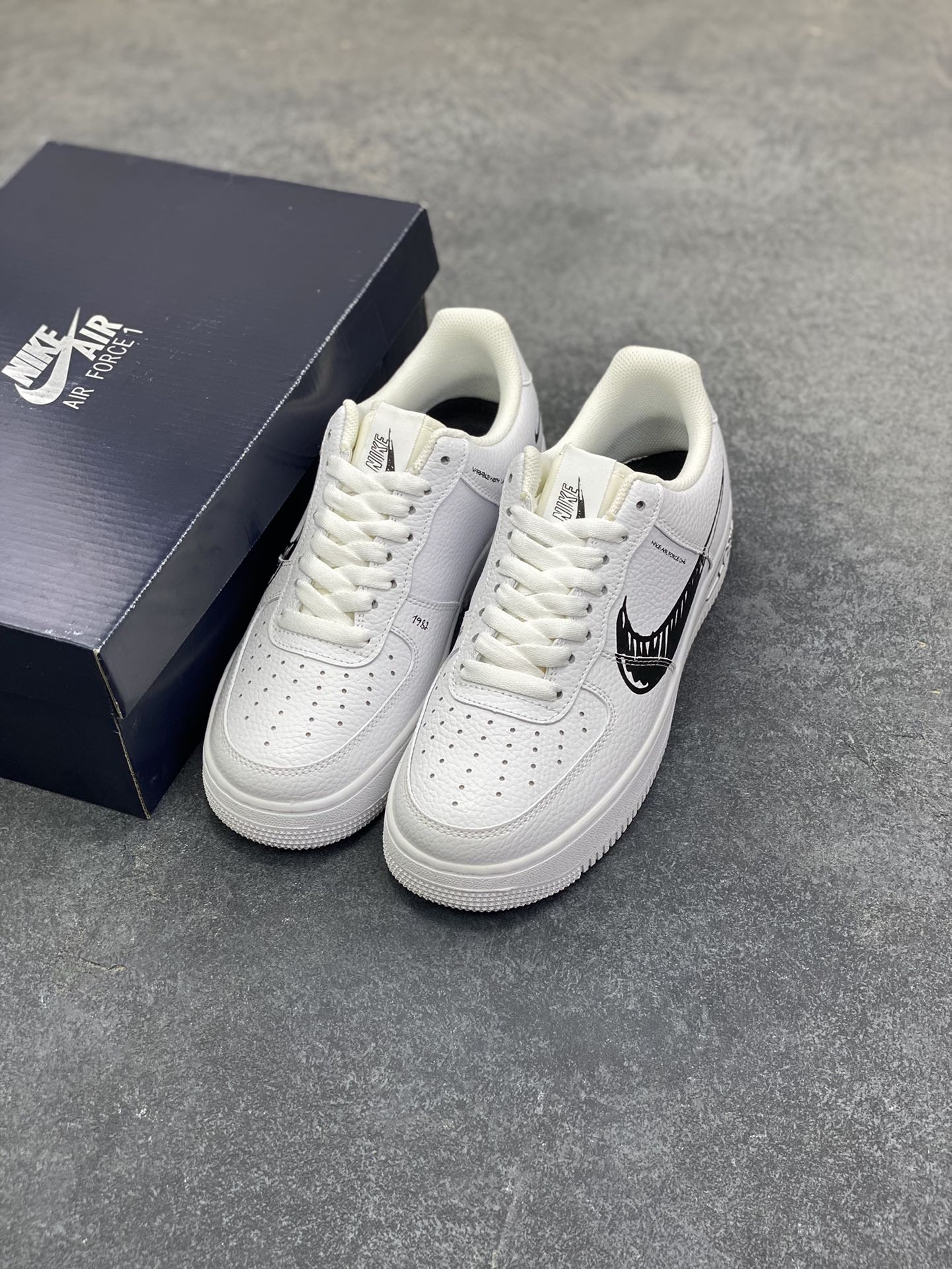 图片[8]-福利特价 Nike Air Force 1 Low 白黑涂鸦 空军一号低帮运动休闲板鞋 原楦头原纸板 打造纯正空军版型#专注外贸渠道 全掌内置蜂窝气垫 #原盒配件 原厂中底钢印、拉帮完美 货号：CW7581-101 尺码：36 36.5 37.5 38 38.5 39 40 40.5 41 42 42.5 43 44 44.5 45-选品中心