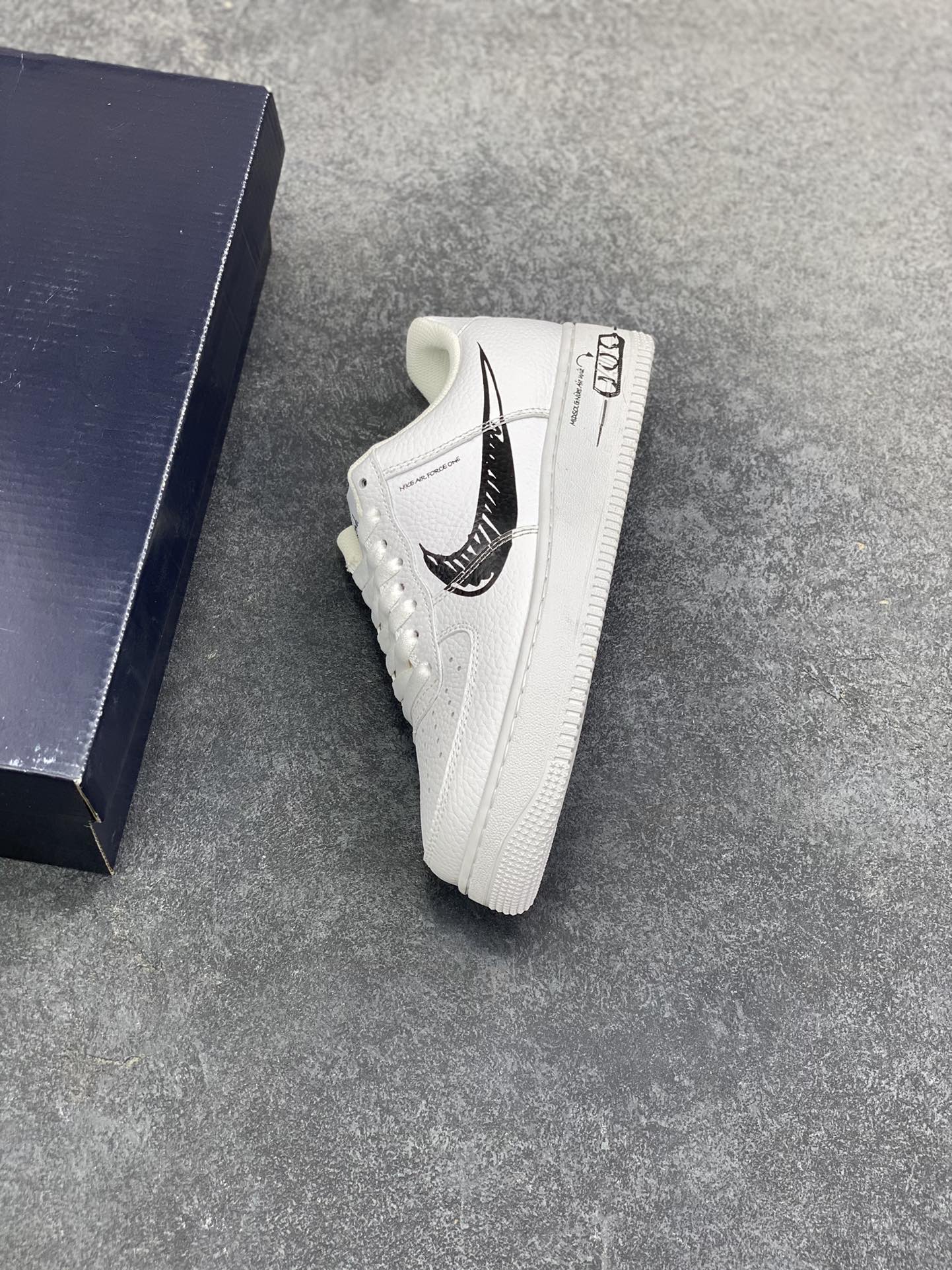 图片[7]-福利特价 Nike Air Force 1 Low 白黑涂鸦 空军一号低帮运动休闲板鞋 原楦头原纸板 打造纯正空军版型#专注外贸渠道 全掌内置蜂窝气垫 #原盒配件 原厂中底钢印、拉帮完美 货号：CW7581-101 尺码：36 36.5 37.5 38 38.5 39 40 40.5 41 42 42.5 43 44 44.5 45-选品中心